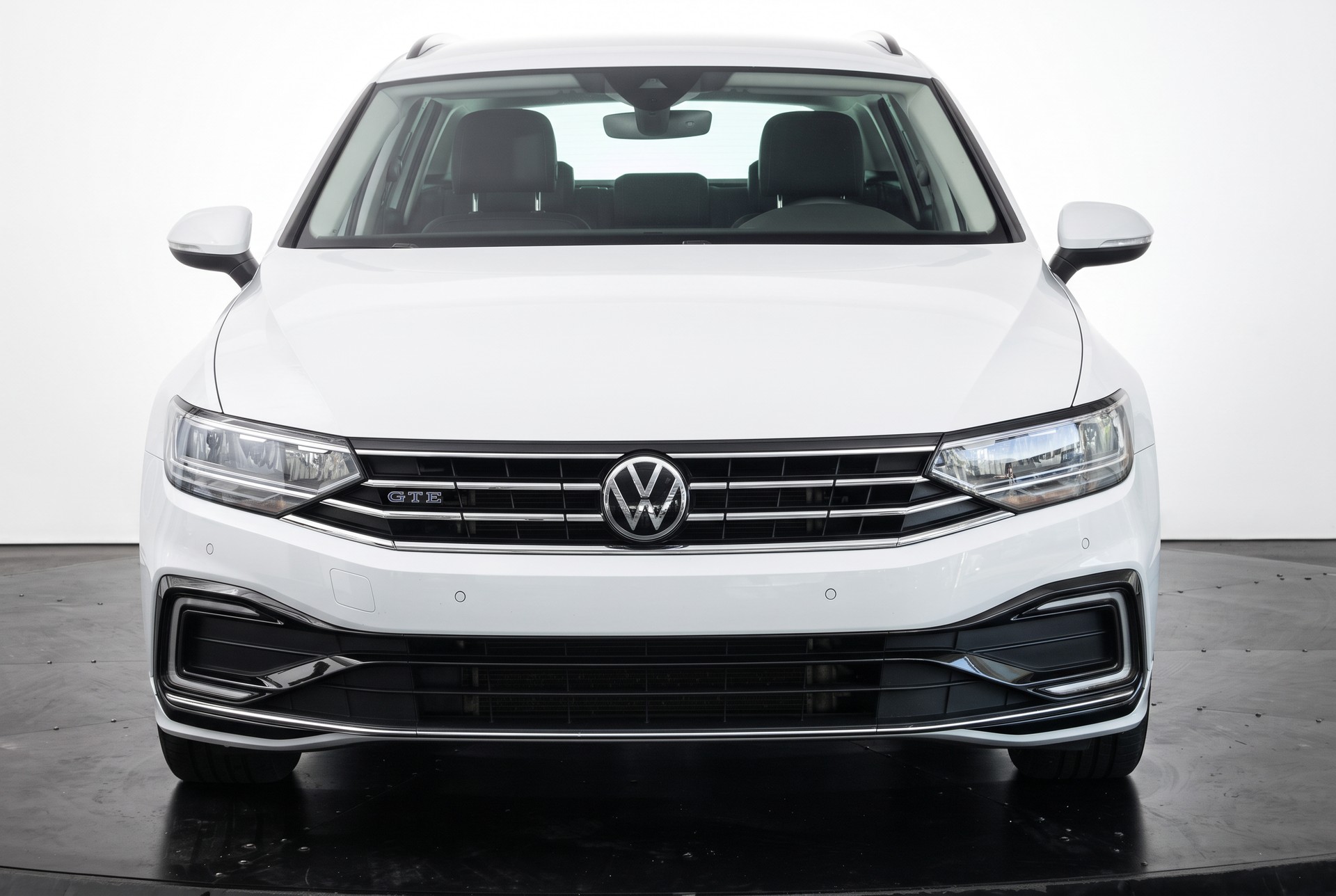 VW Passat Variant 1.4 TSI GTE Hybrid DSG * Attelage * Discover Pro-showroom-element-1