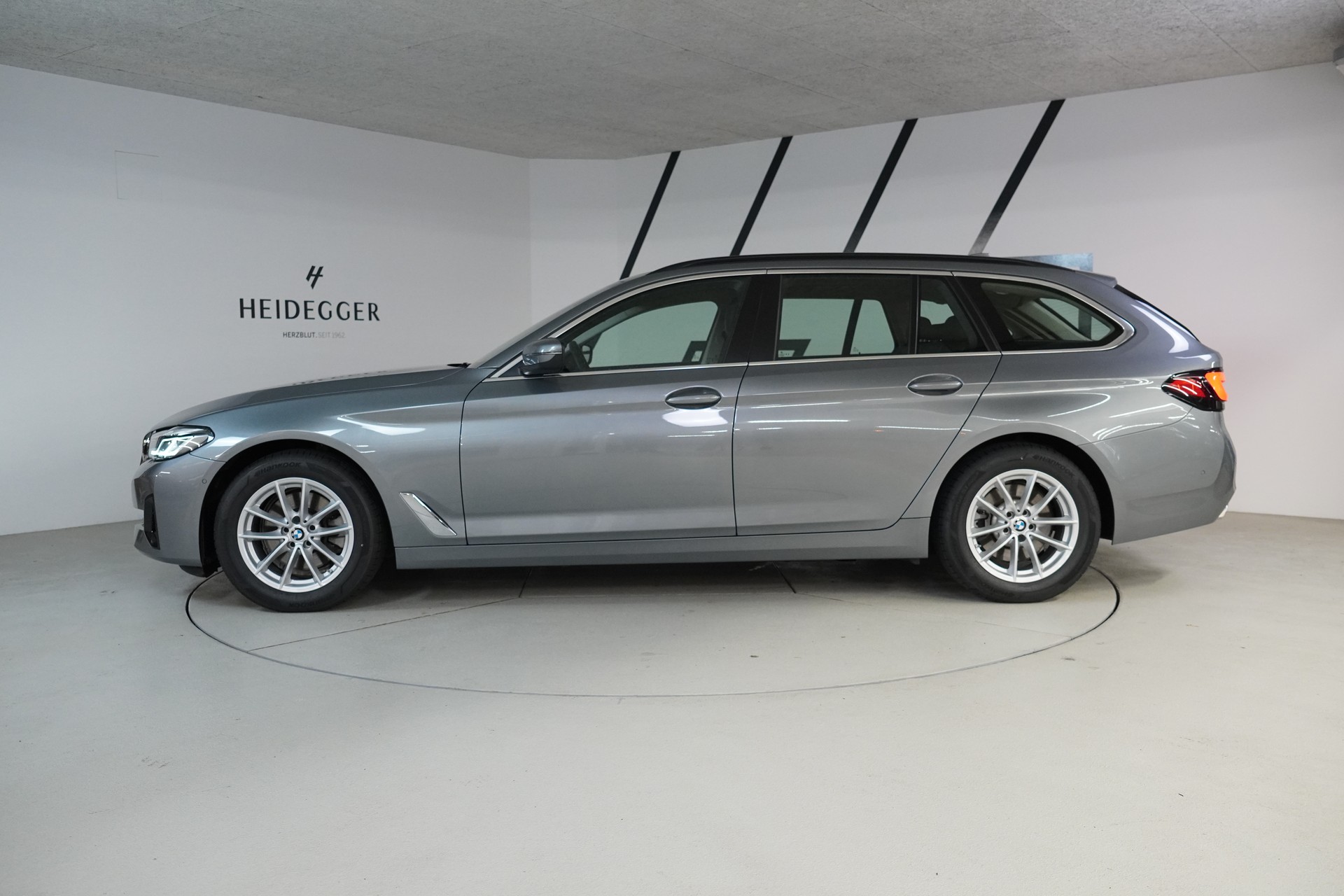 BMW 520d xDrive 48V Touring Steptronic-showroom-element-3