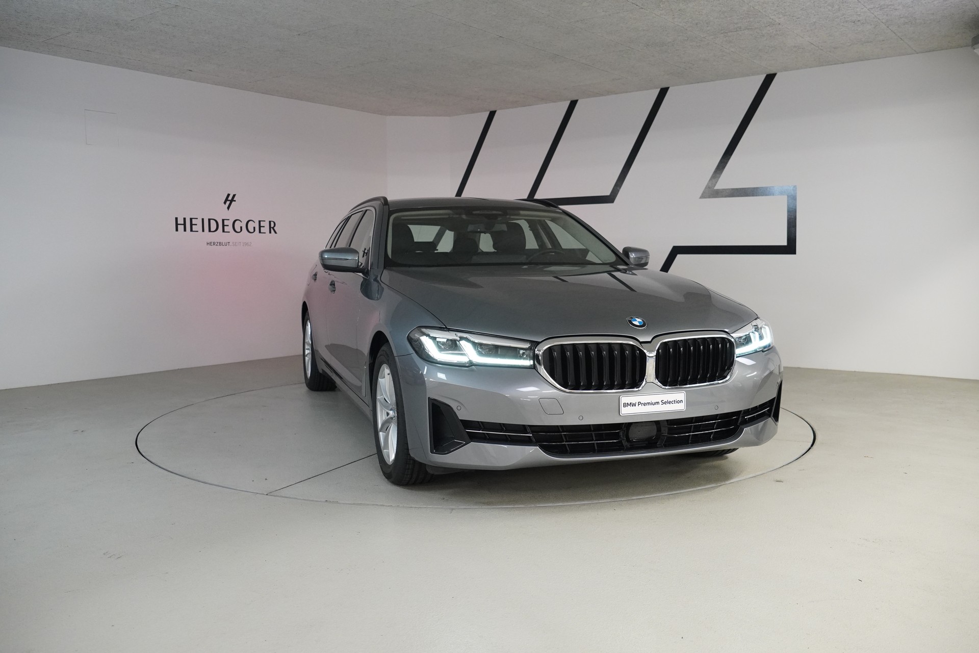 BMW 520d xDrive 48V Touring Steptronic-showroom-element-2