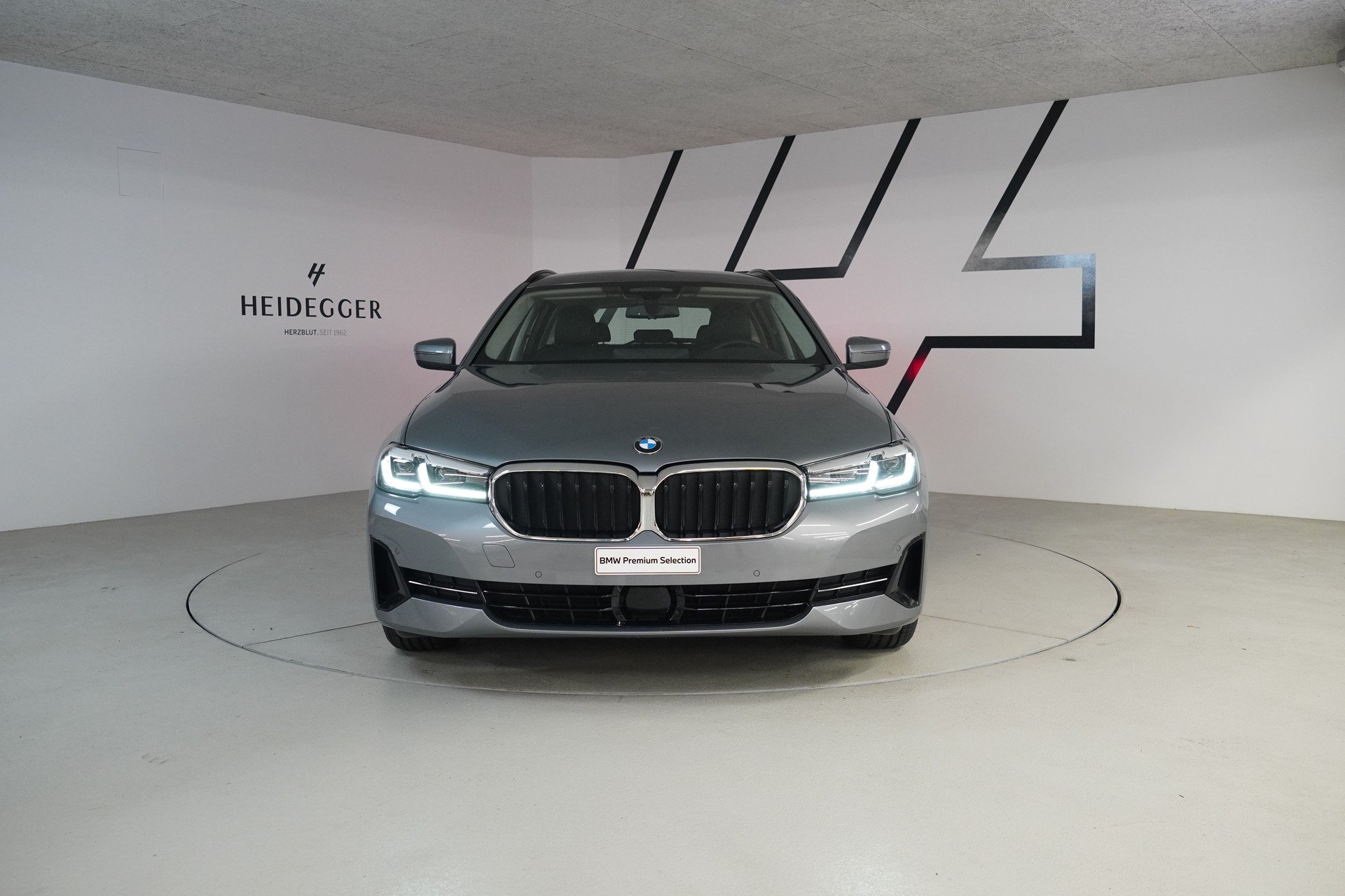 BMW 520d xDrive 48V Touring Steptronic-showroom-element-1