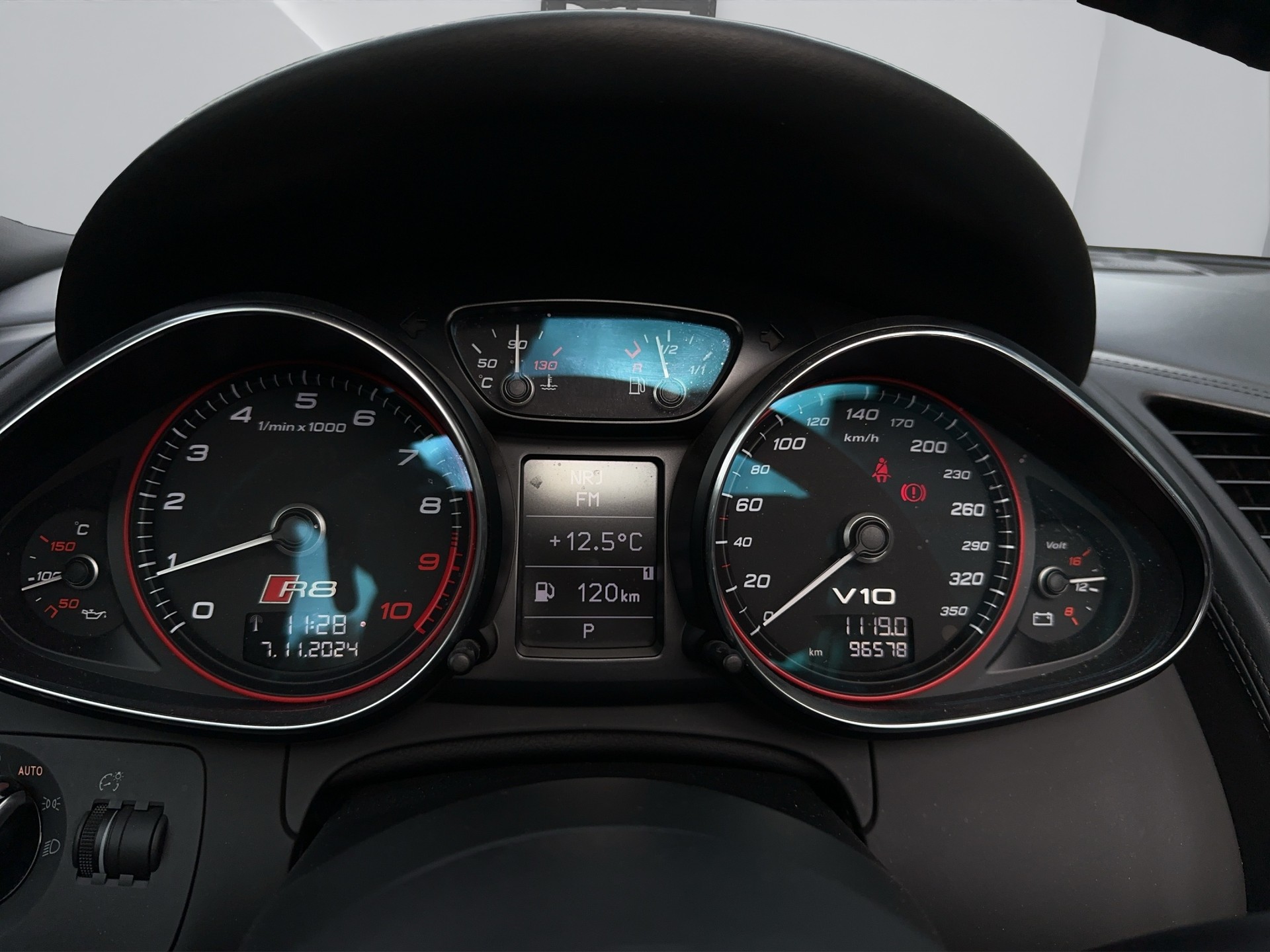 AUDI R8 Spyder 5.2 S-Tronic-image-10