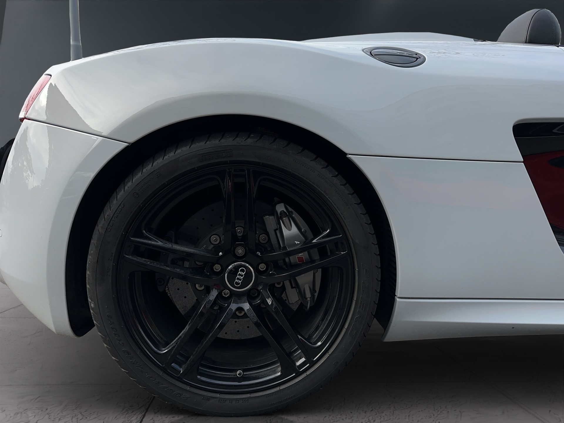 AUDI R8 Spyder 5.2 S-Tronic-image-17