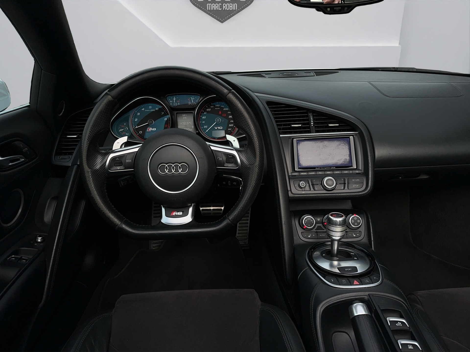 AUDI R8 Spyder 5.2 S-Tronic-image-11