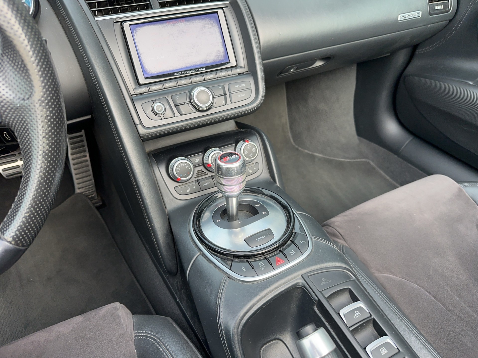 AUDI R8 Spyder 5.2 S-Tronic-image-13