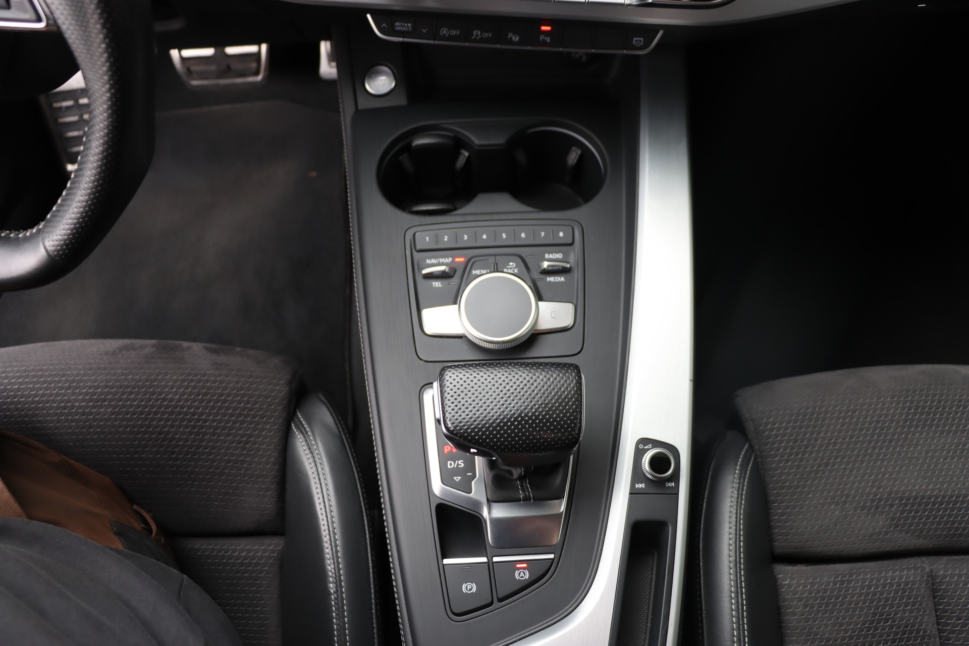AUDI A4 Avant 3.0 TDI Sport quattro tiptronic-image-16