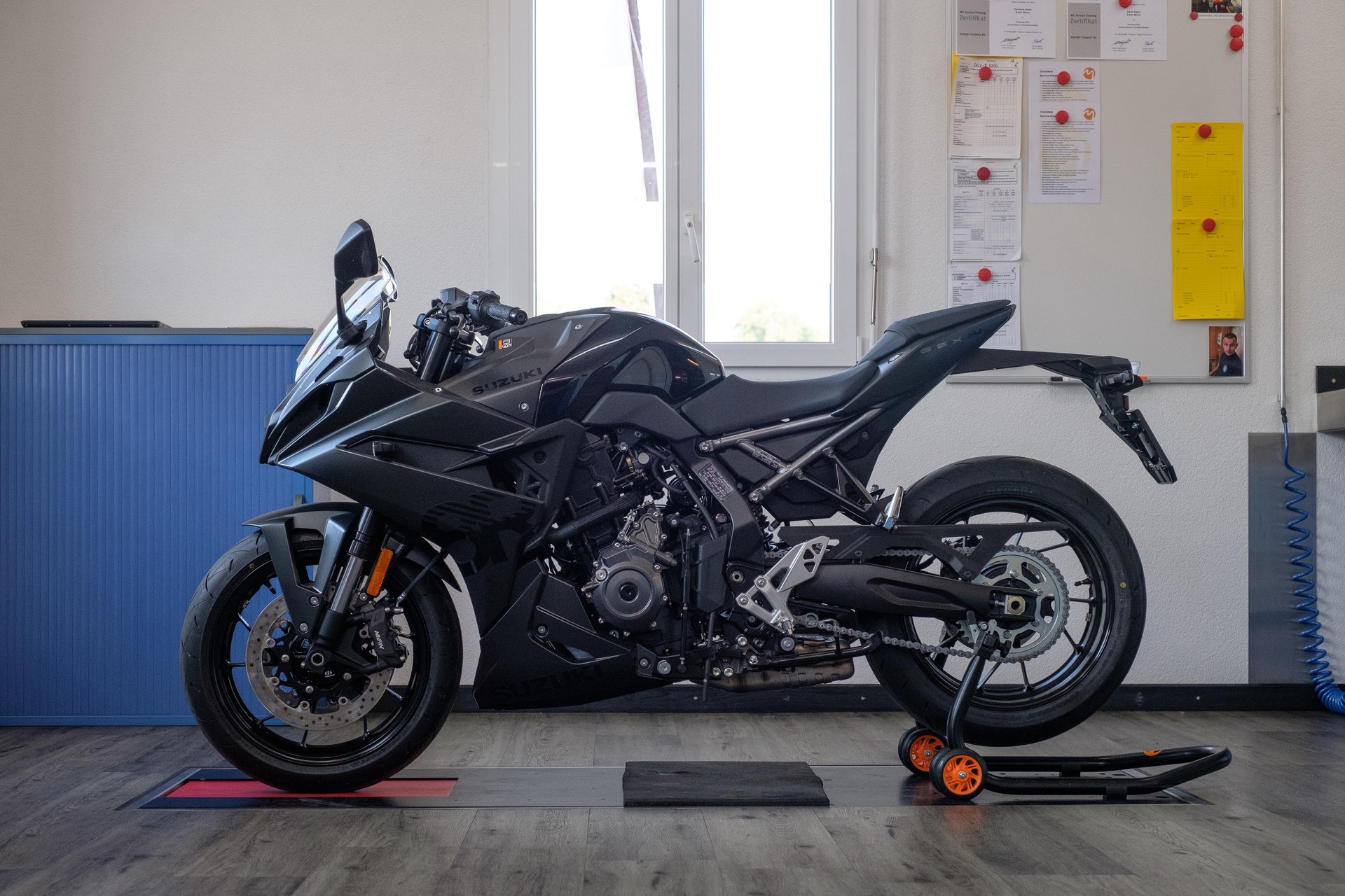 SUZUKI GSX 8 R-image-1