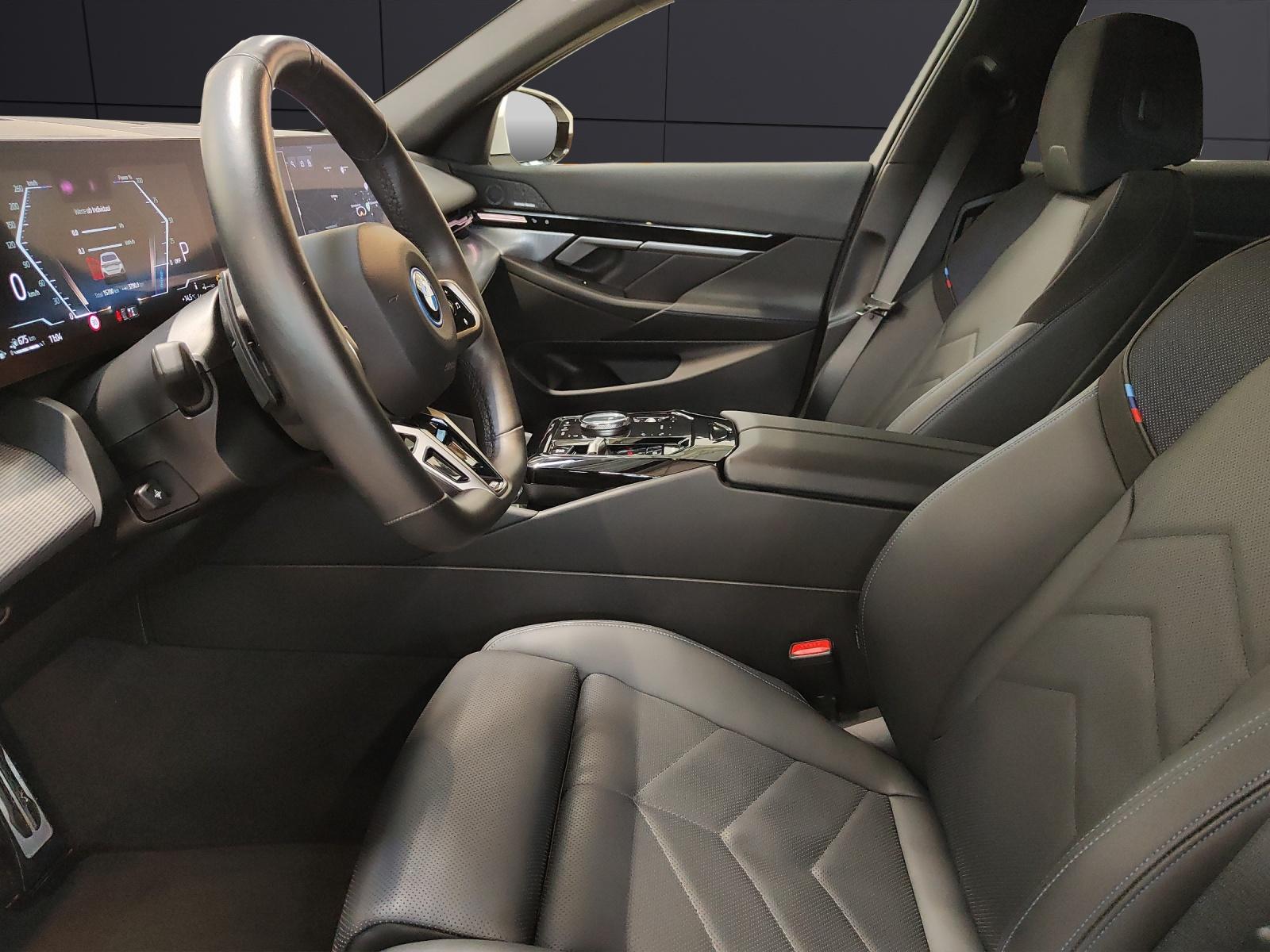 BMW 530e xDrive Touring/Attraktiven Leasingzinssatz ab 0,9 % bei Abschluss einer BMW Fahrzeugversicherung.-showroom-element-1