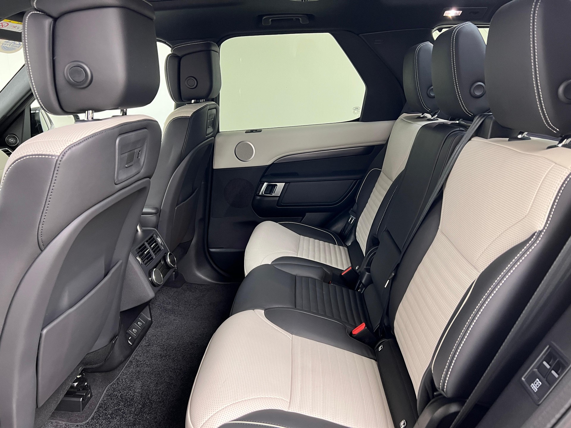 LAND ROVER Discovery 3.0 D I6 300 Metropolitan Edition / Jetzt mit attraktivem 1.99% Leasing-image-30