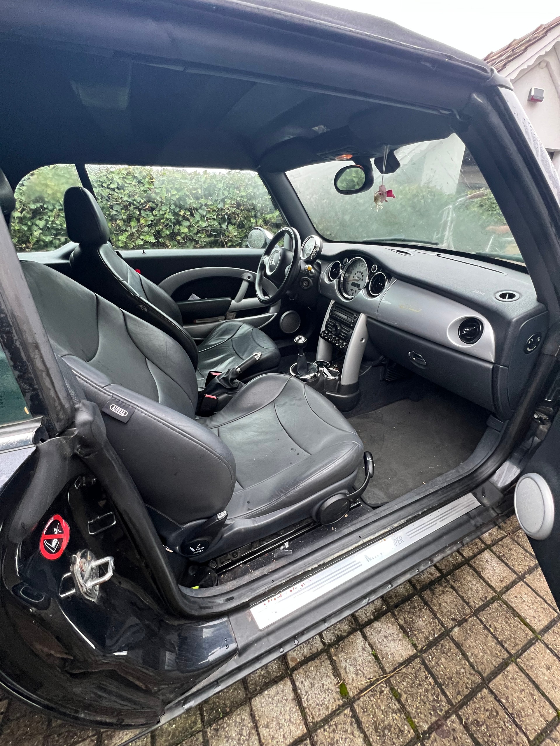 MINI Cooper Cabriolet-image-5