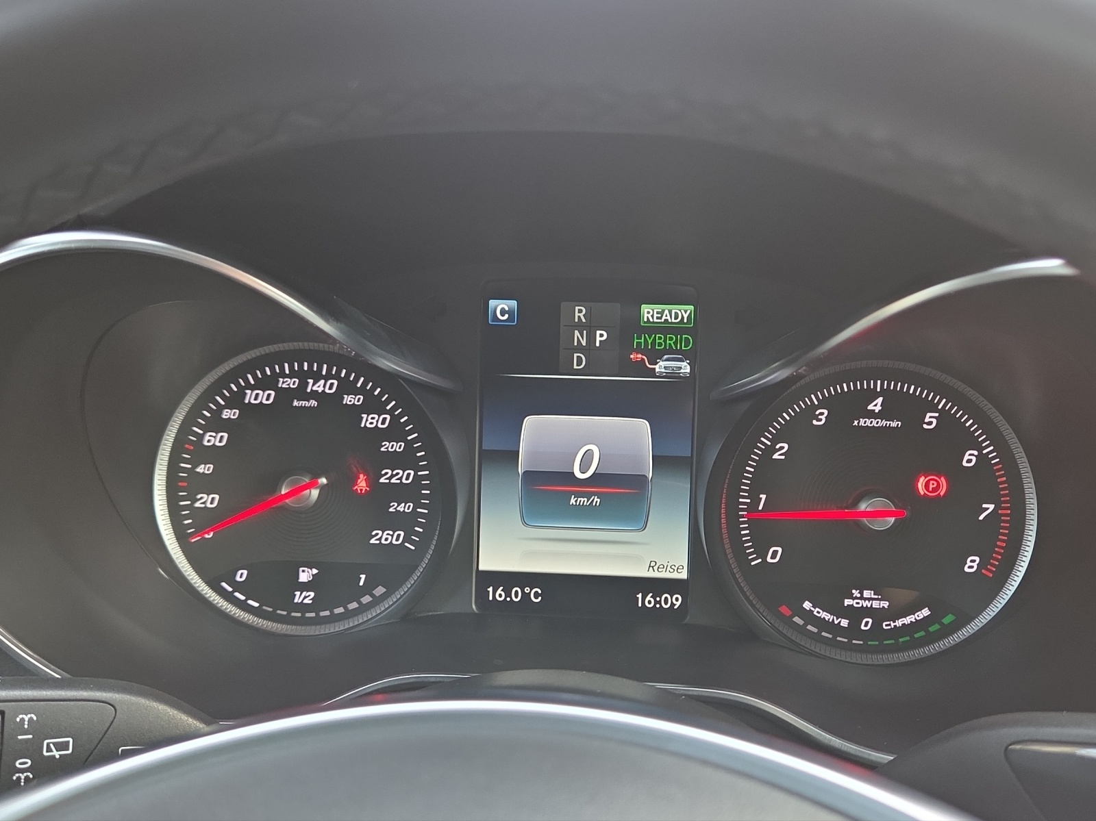MERCEDES-BENZ GLC 350 e AMG Line 4Matic 7G-Tronic-image-16