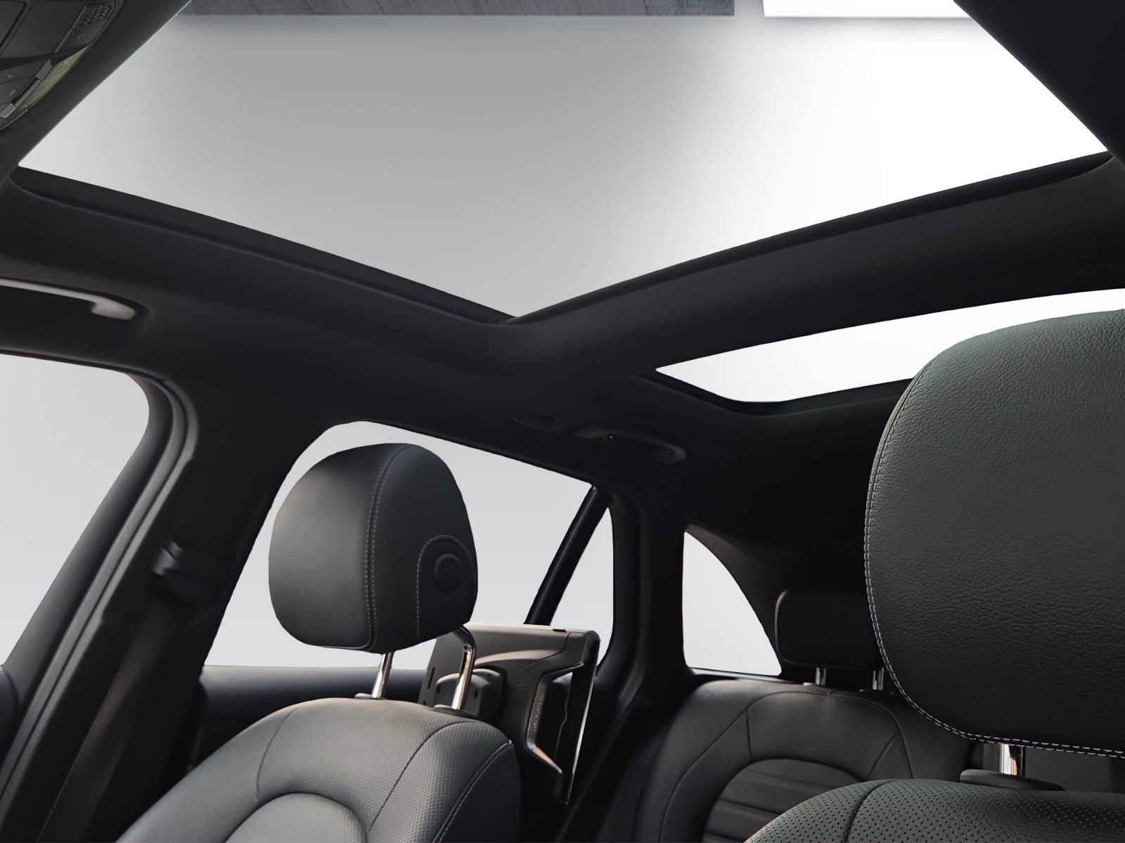 MERCEDES-BENZ GLC 350 e AMG Line 4Matic 7G-Tronic-image-14