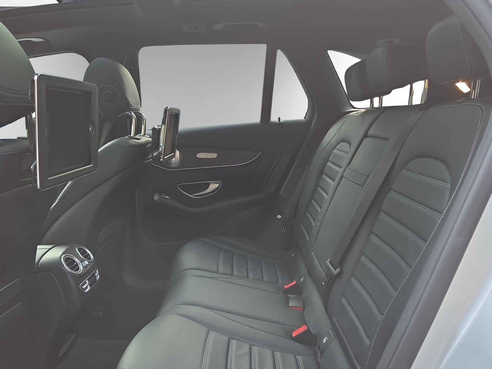 MERCEDES-BENZ GLC 350 e AMG Line 4Matic 7G-Tronic-image-17