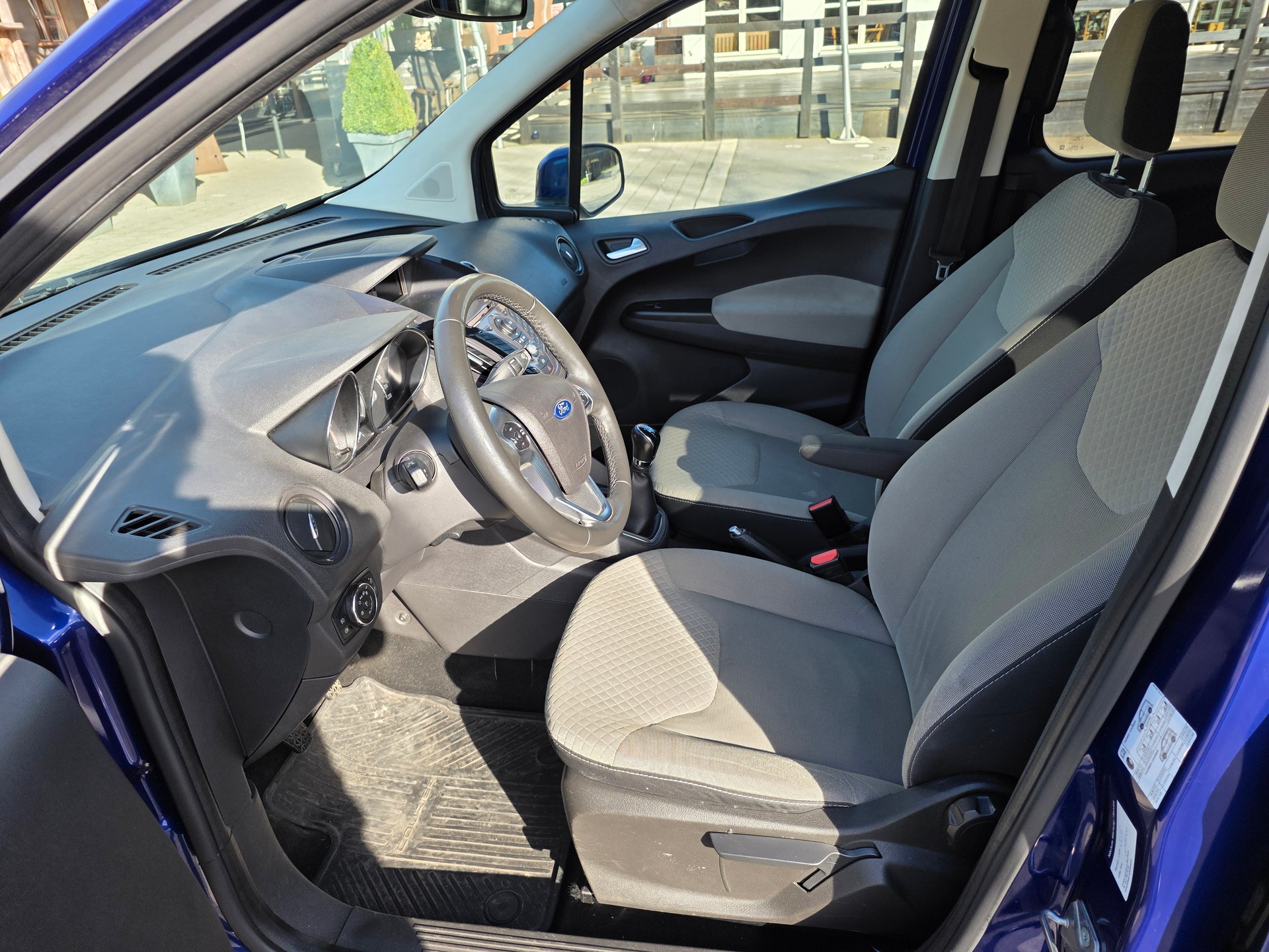 FORD Tourneo Courier 1.6 TDCi Titanium ☆☆☆ AHK: 500kg ☆☆☆ Rückfahrkamera ☆☆☆ YouTube: https://youtu.be/IDas6aHVMmg-image-9