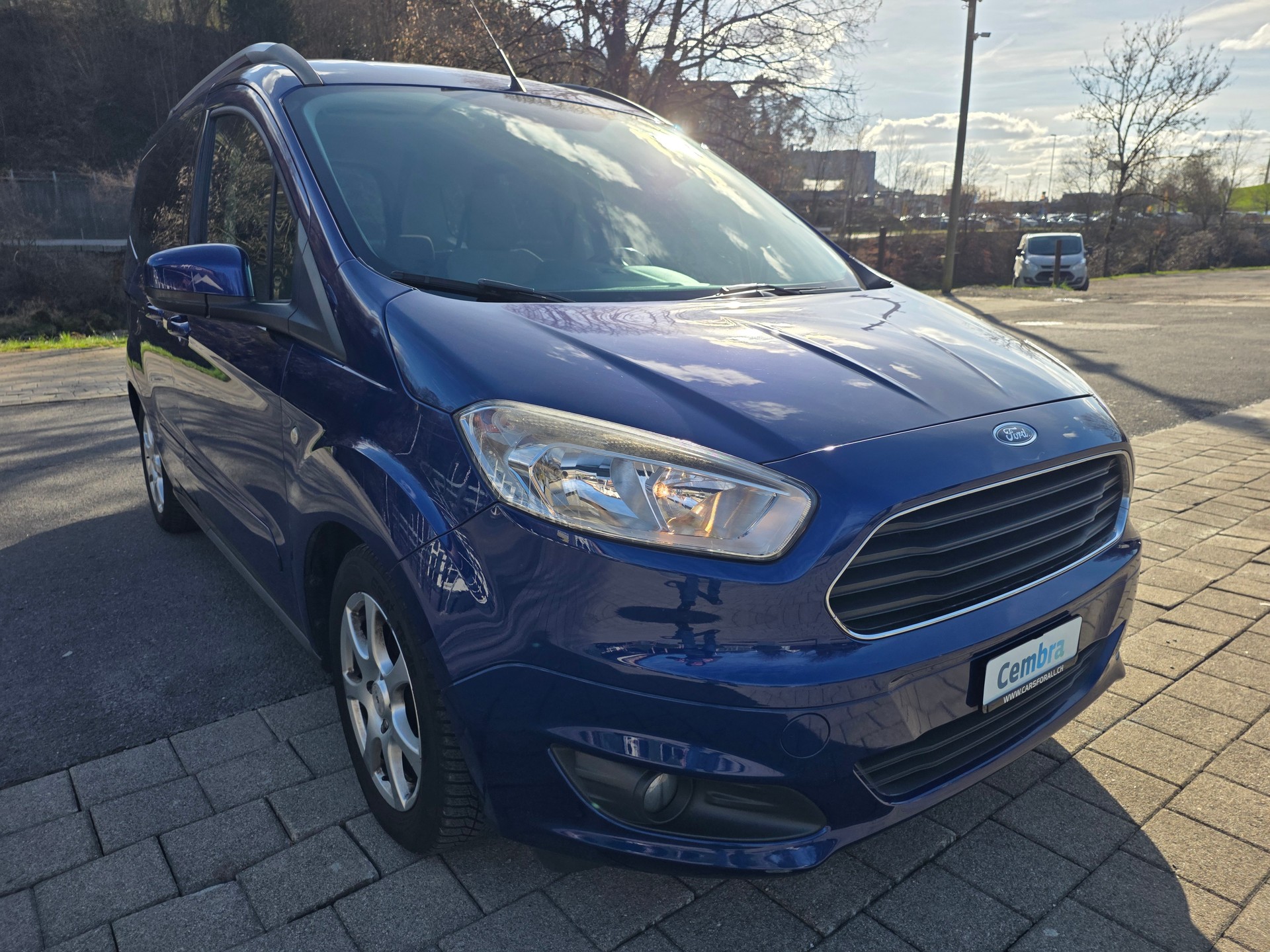 FORD Tourneo Courier 1.6 TDCi Titanium ☆☆☆ AHK: 500kg ☆☆☆ Rückfahrkamera ☆☆☆ YouTube: https://youtu.be/IDas6aHVMmg