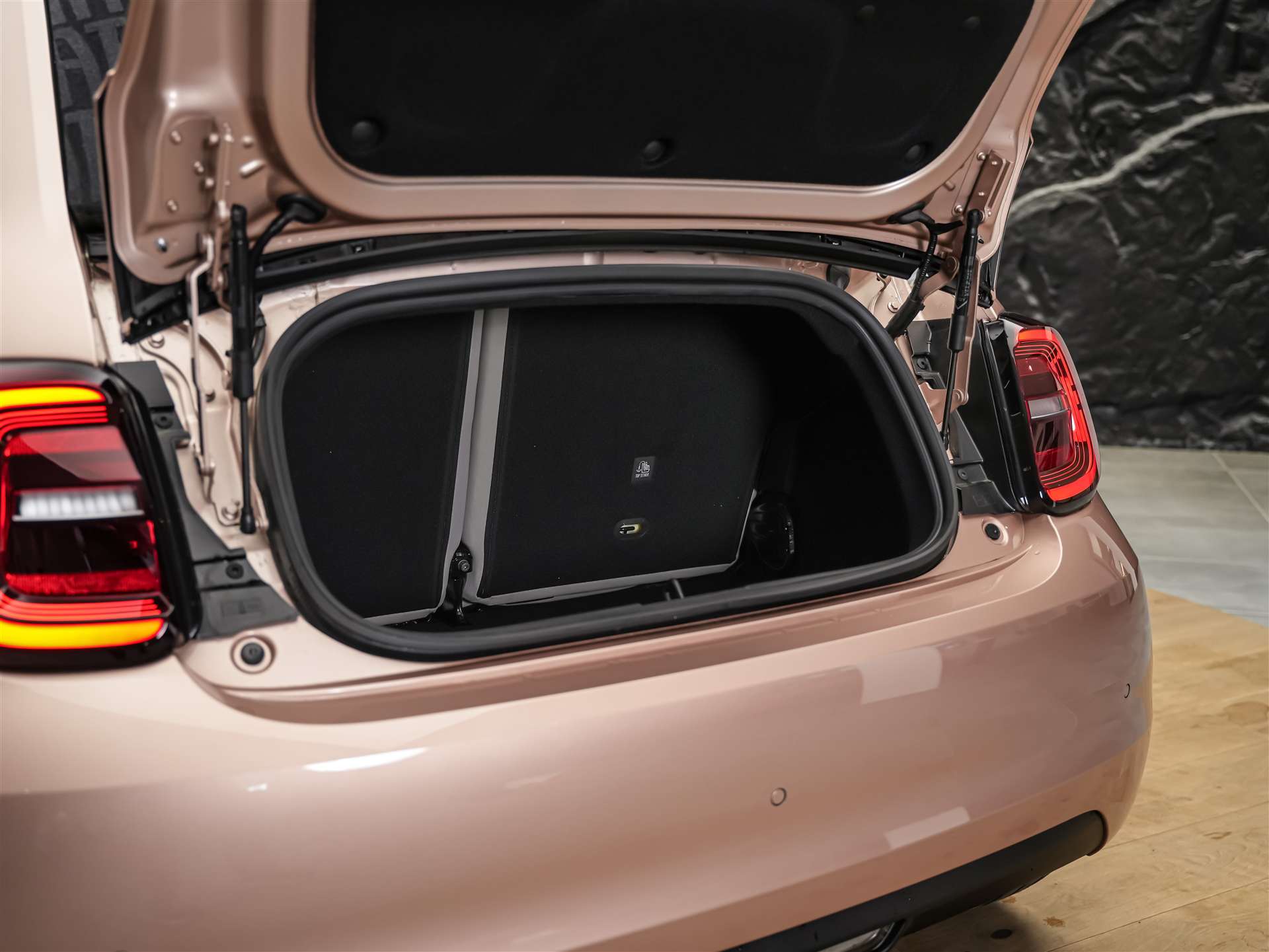 FIAT 500 C electric 87 kW La Prima *Rose Gold Metallic*-image-38