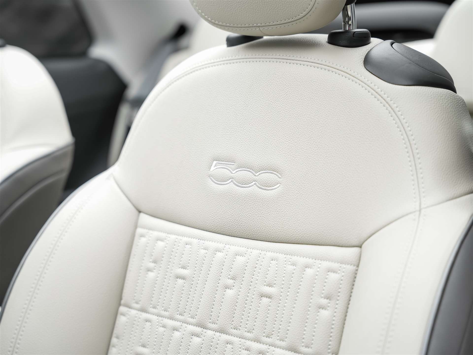 FIAT 500 C electric 87 kW La Prima *Rose Gold Metallic*-image-11