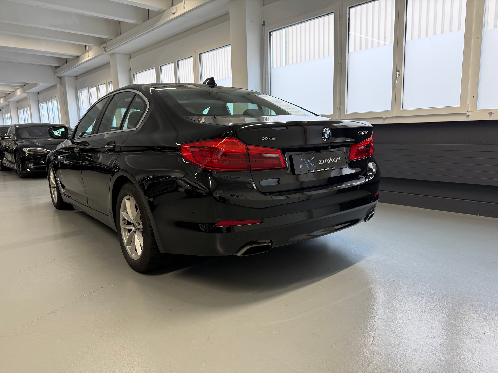 BMW 540i xDrive Steptronic-showroom-element-3
