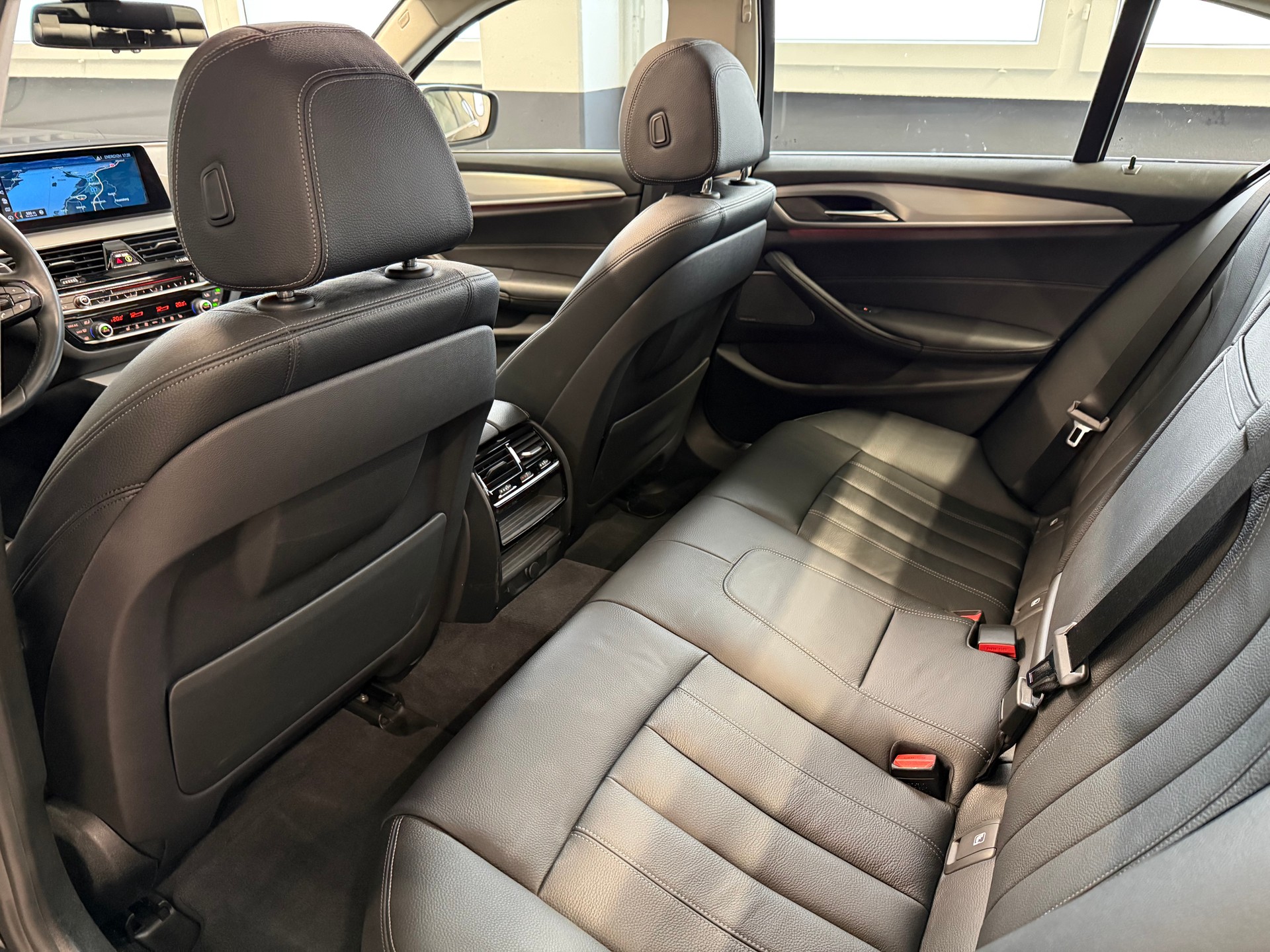 BMW 540i xDrive Steptronic-image-17