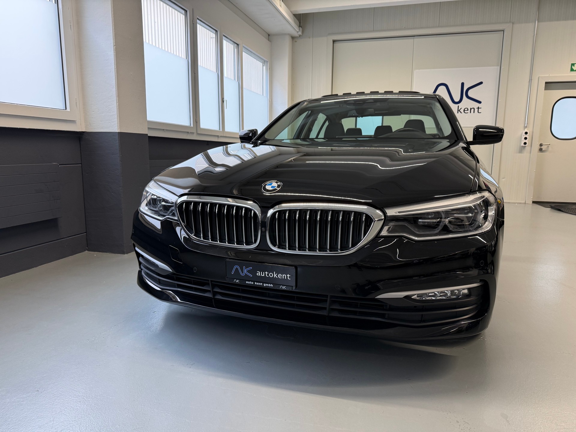 BMW 540i xDrive Steptronic-showroom-element-1