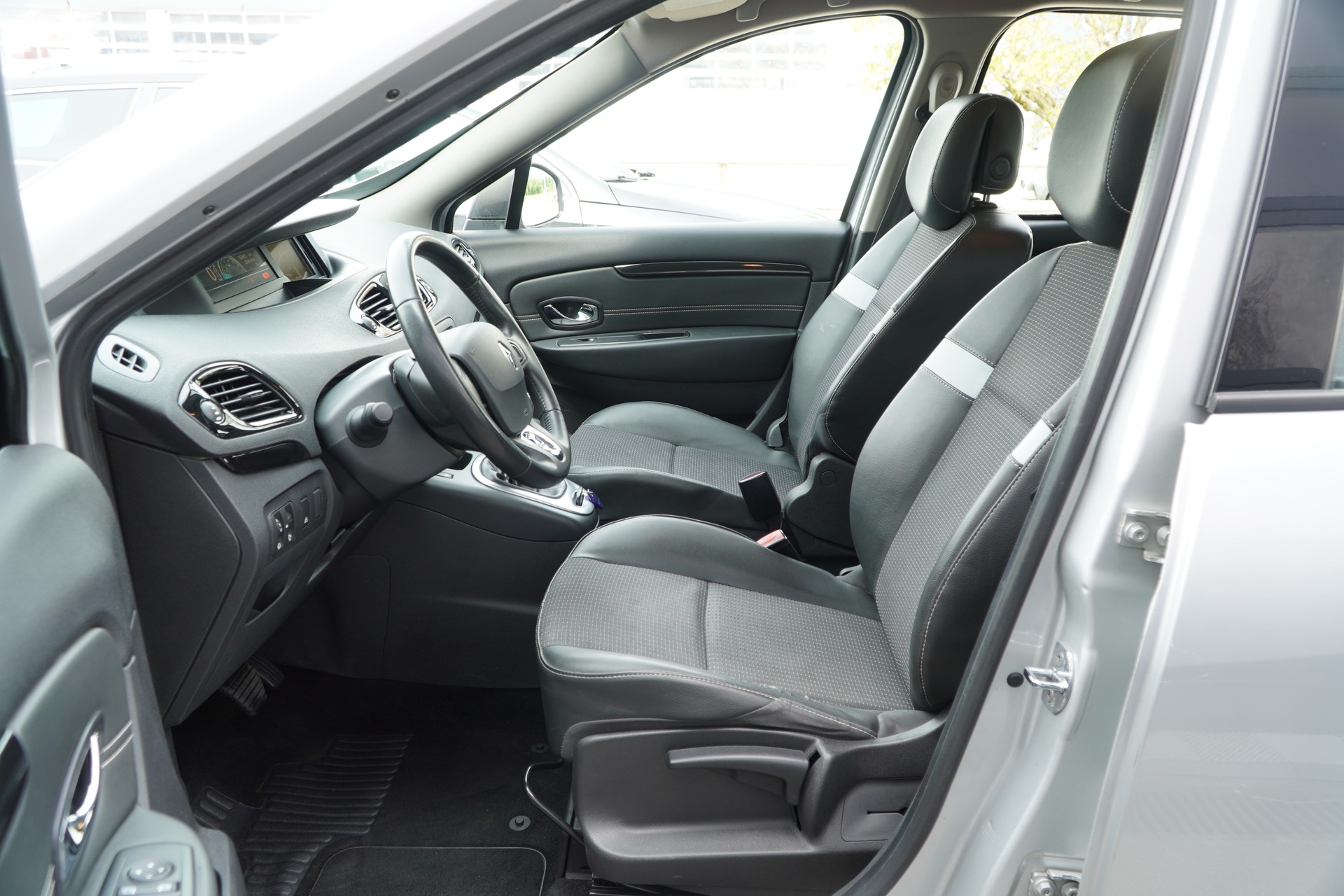 RENAULT Grand Scénic 2.0 16V Dynamique X-Tronic CVT-image-8