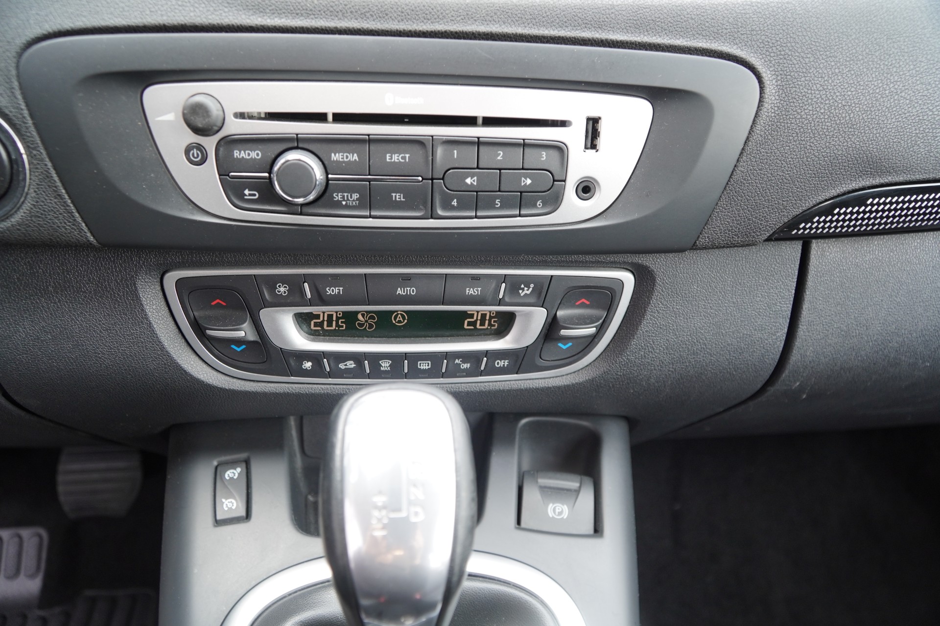 RENAULT Grand Scénic 2.0 16V Dynamique X-Tronic CVT-image-17