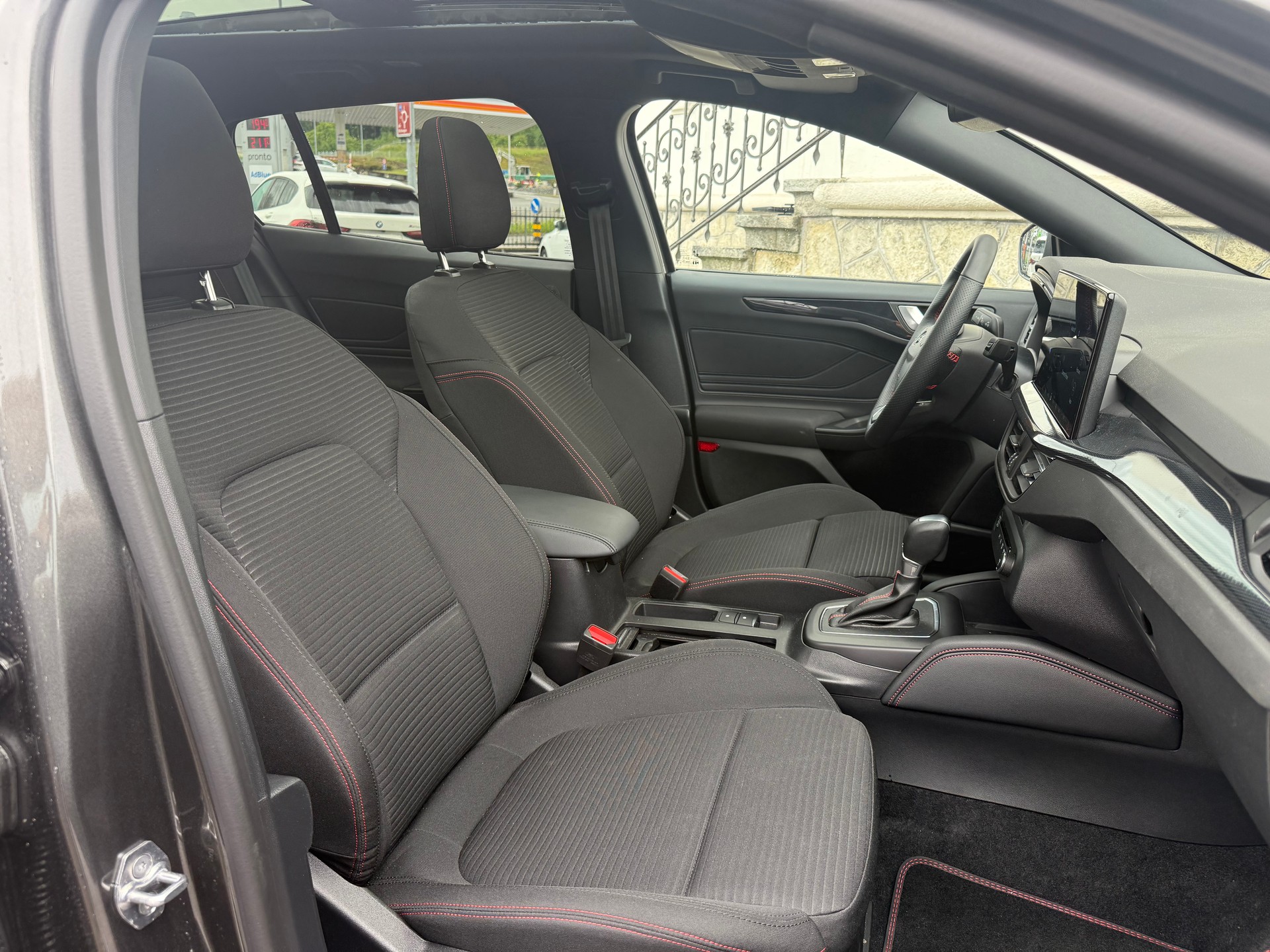 FORD Focus Station Wagon 1.0i EcoB Hybrid 155 ST-Line X-image-12