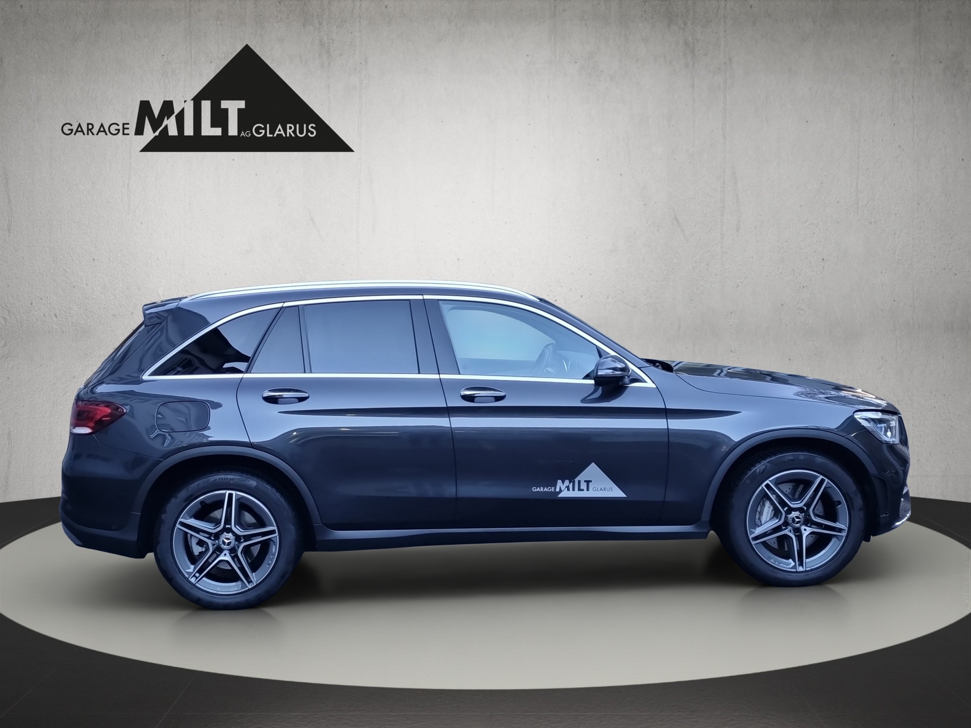 MERCEDES-BENZ GLC 300 AMG Line 4m-showroom-element-3
