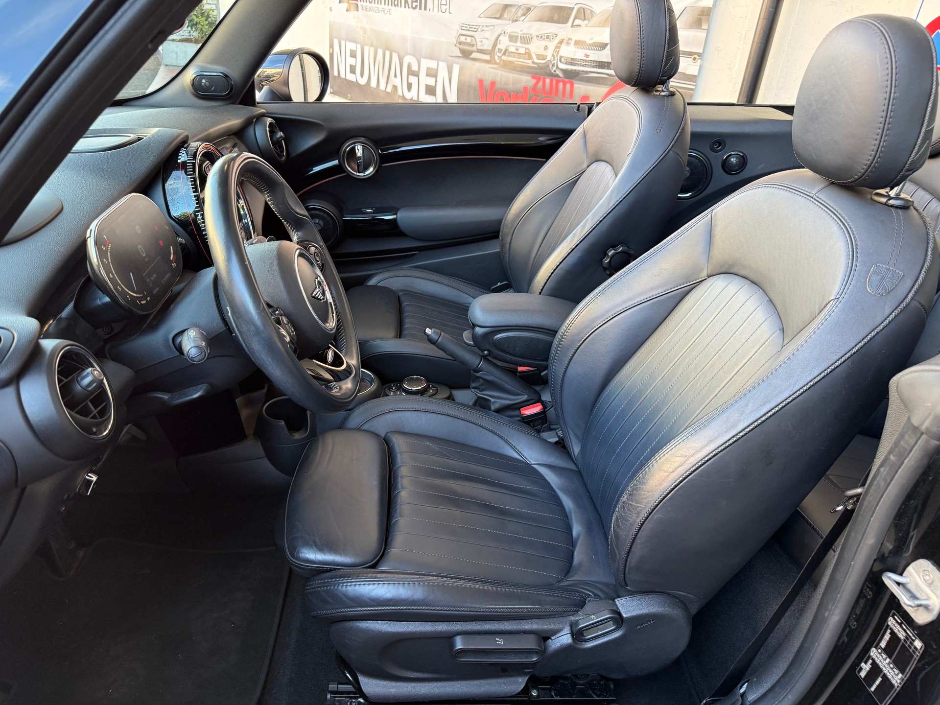 MINI Cooper John Cooper Works Cabriolet Steptronic-image-22