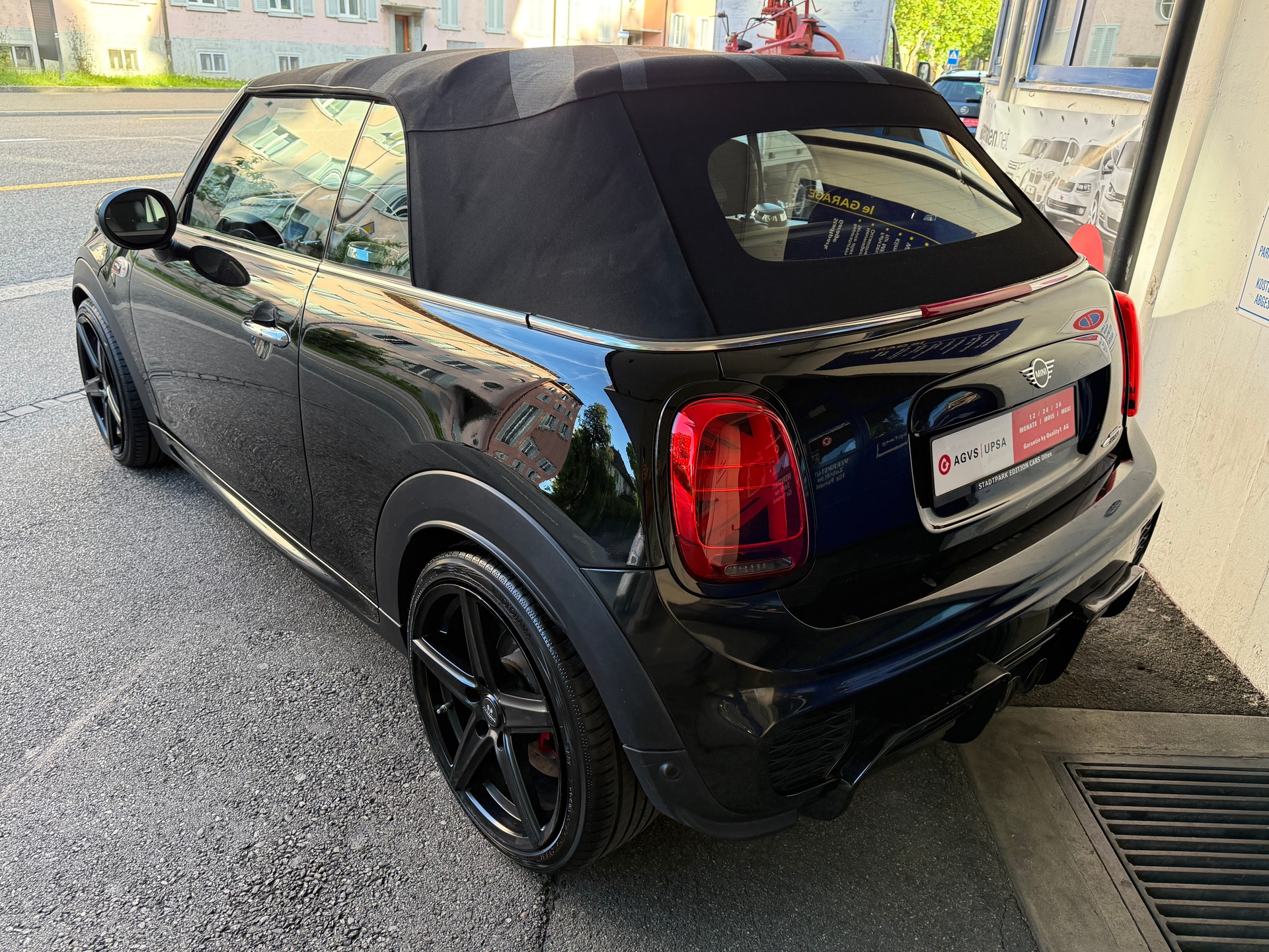 MINI Cooper John Cooper Works Cabriolet Steptronic-image-11