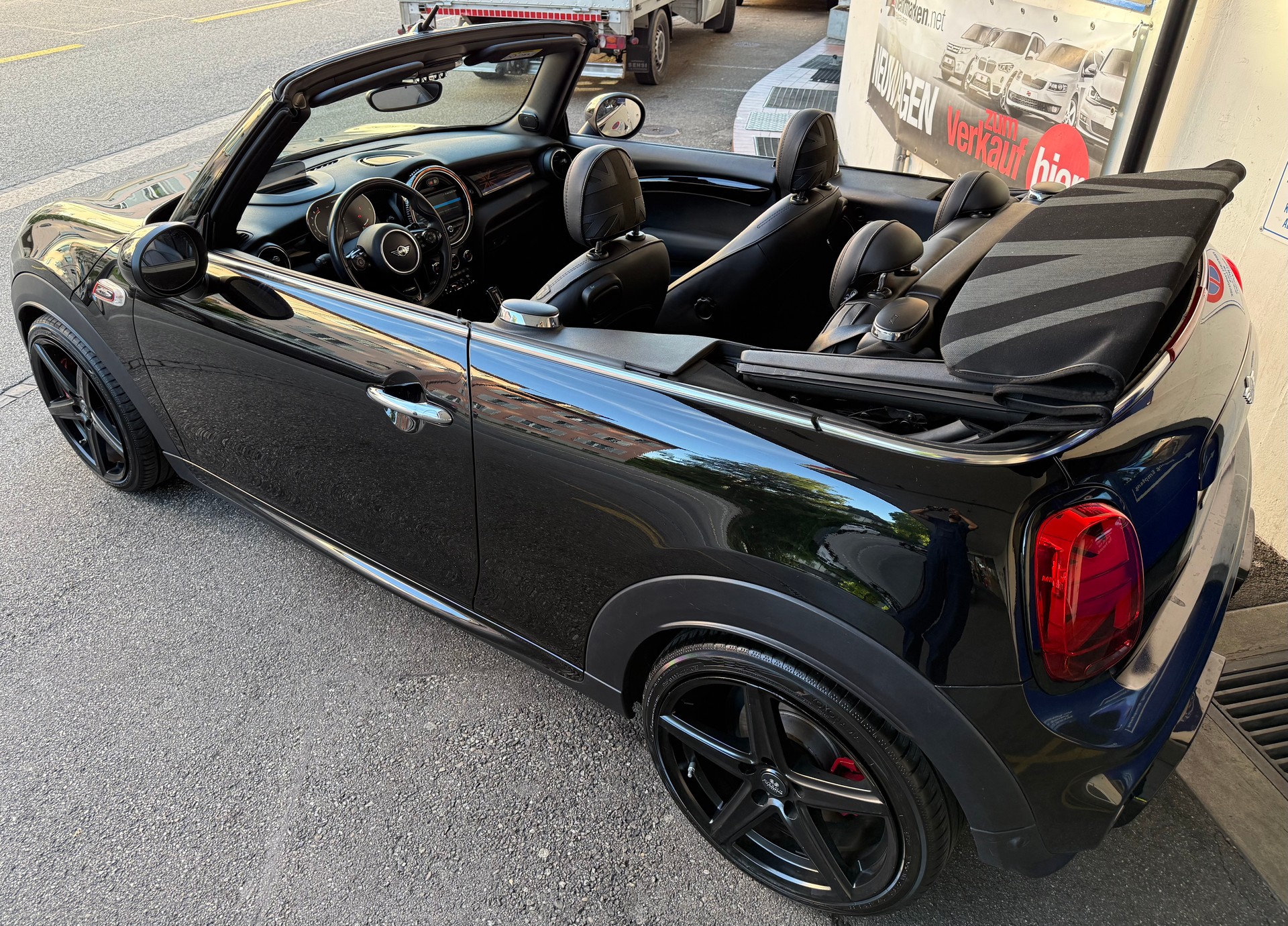 MINI Cooper John Cooper Works Cabriolet Steptronic-image-4
