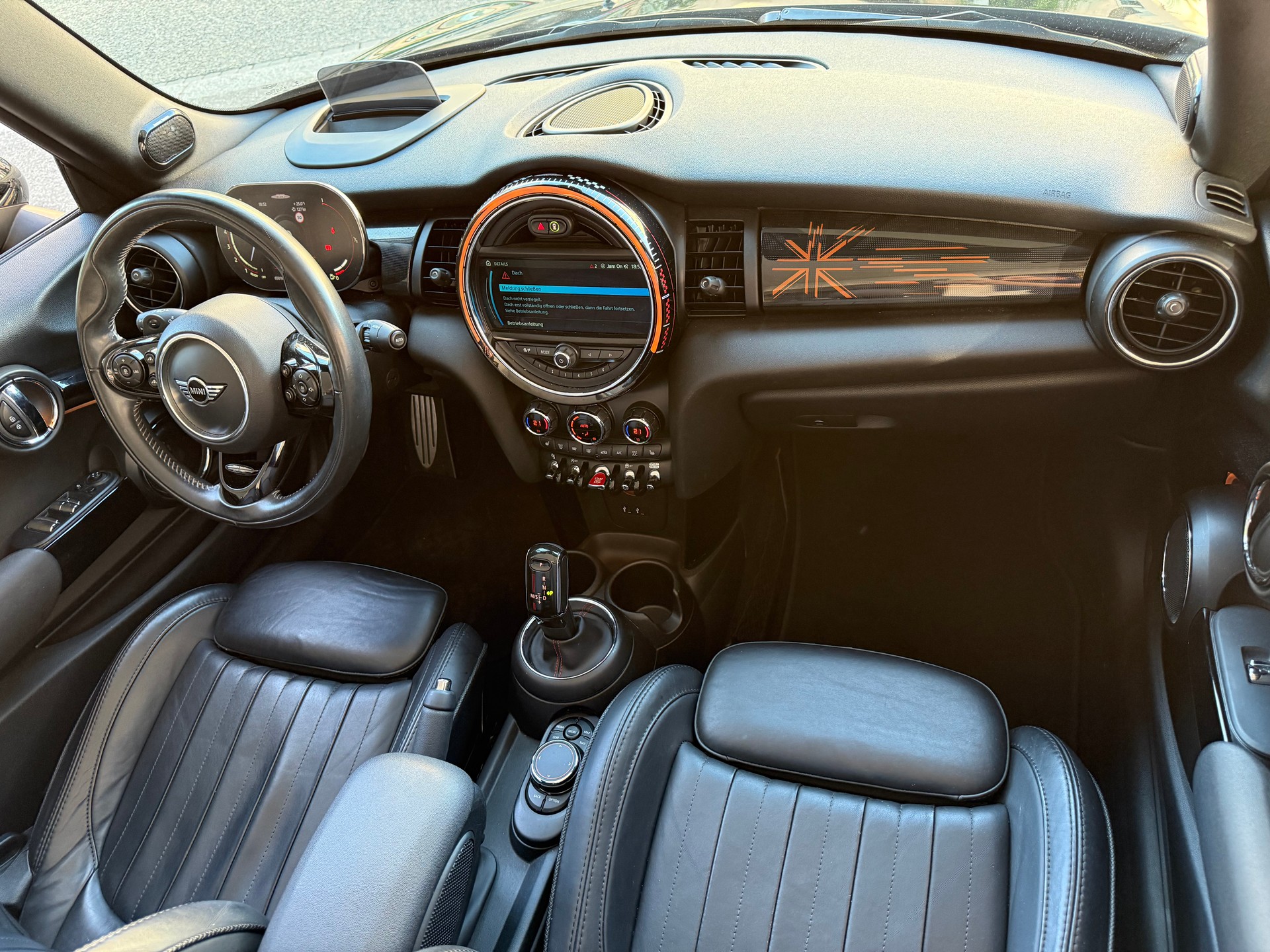 MINI Cooper John Cooper Works Cabriolet Steptronic-image-17