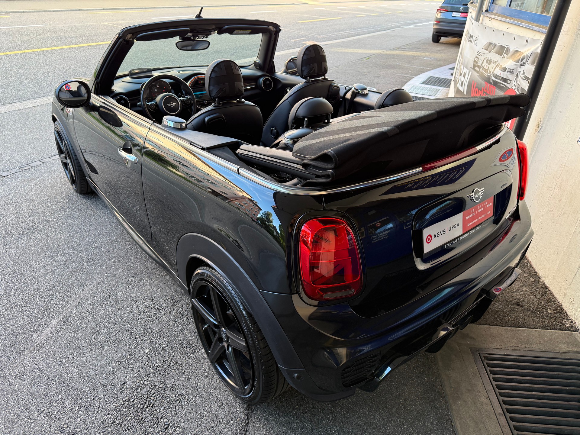 MINI Cooper John Cooper Works Cabriolet Steptronic-image-5