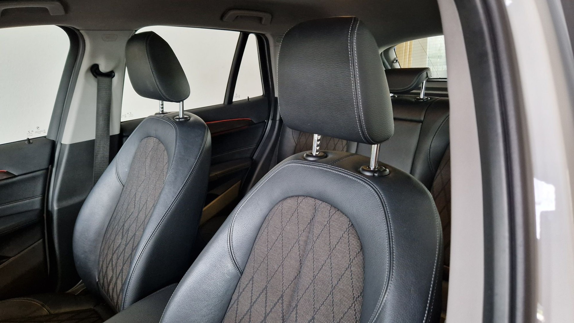 BMW X1 sDrive 18i-image-8