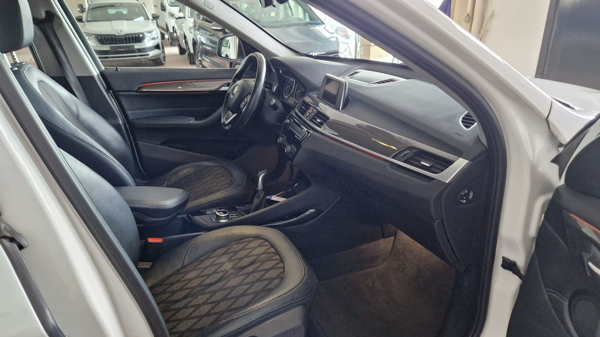BMW X1 sDrive 18i-image-10