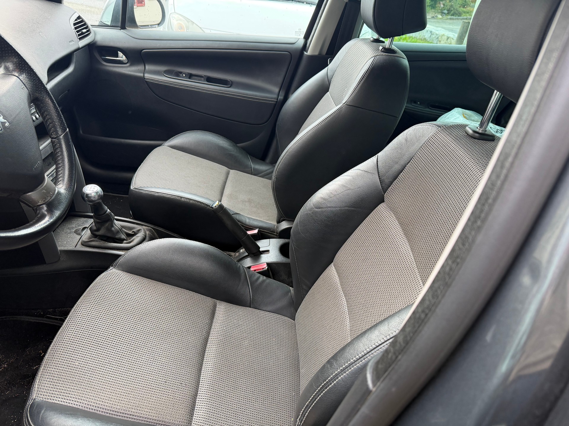 PEUGEOT 207 SW 1.6 16V Turbo GTi-image-6