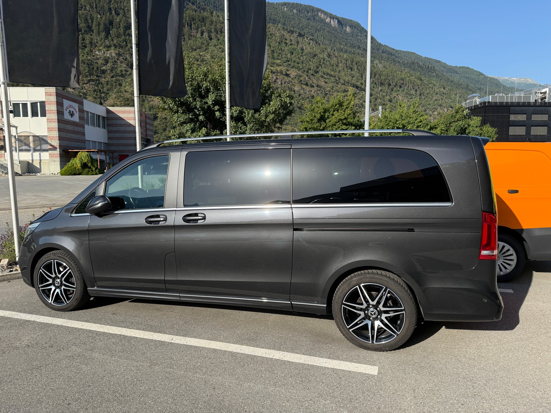 MERCEDES-BENZ V 300 d extralang Swiss Edition 4Matic 9G-Tronic-showroom-element-1
