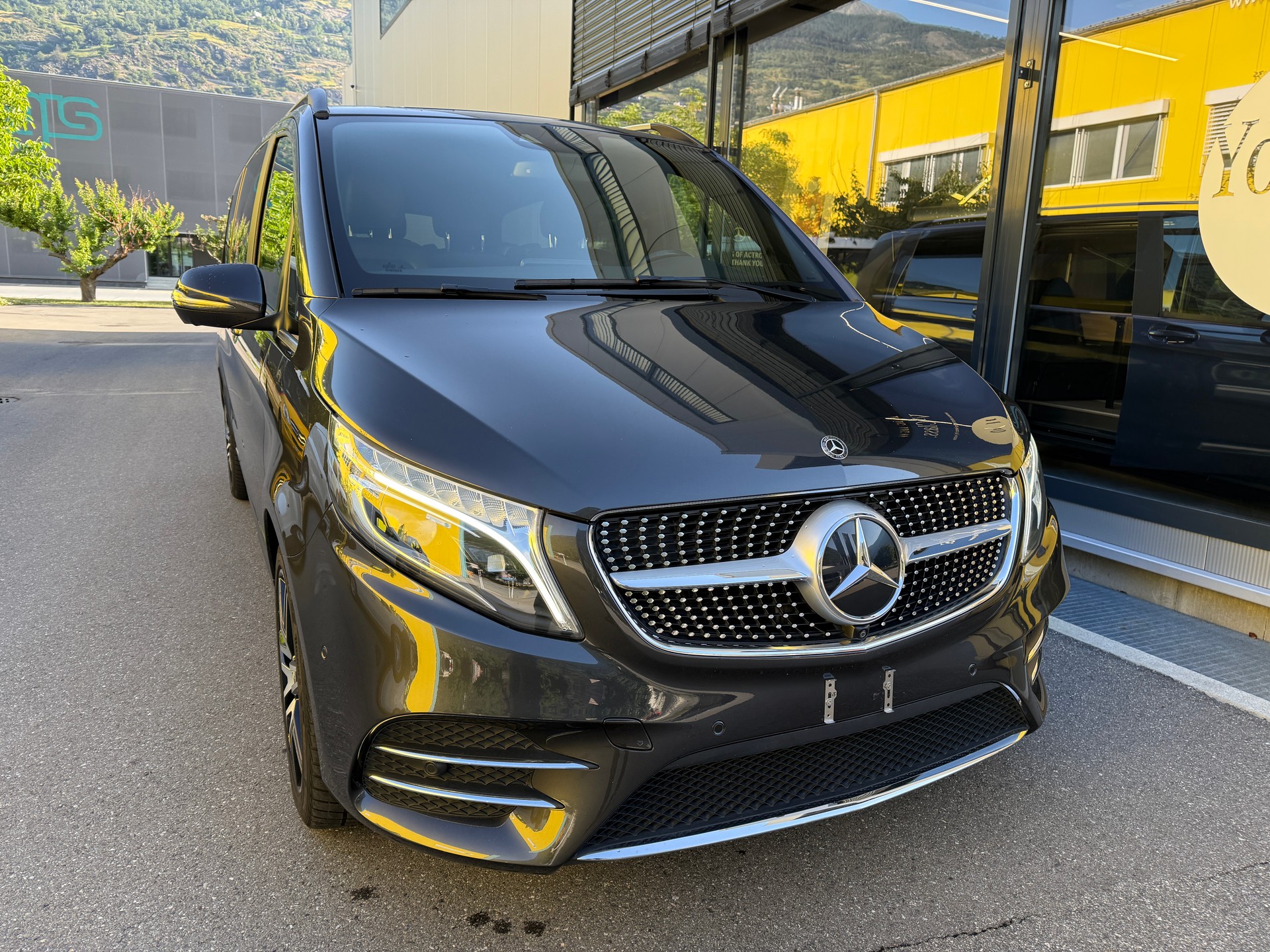 MERCEDES-BENZ V 300 d extralang Swiss Edition 4Matic 9G-Tronic-image-4