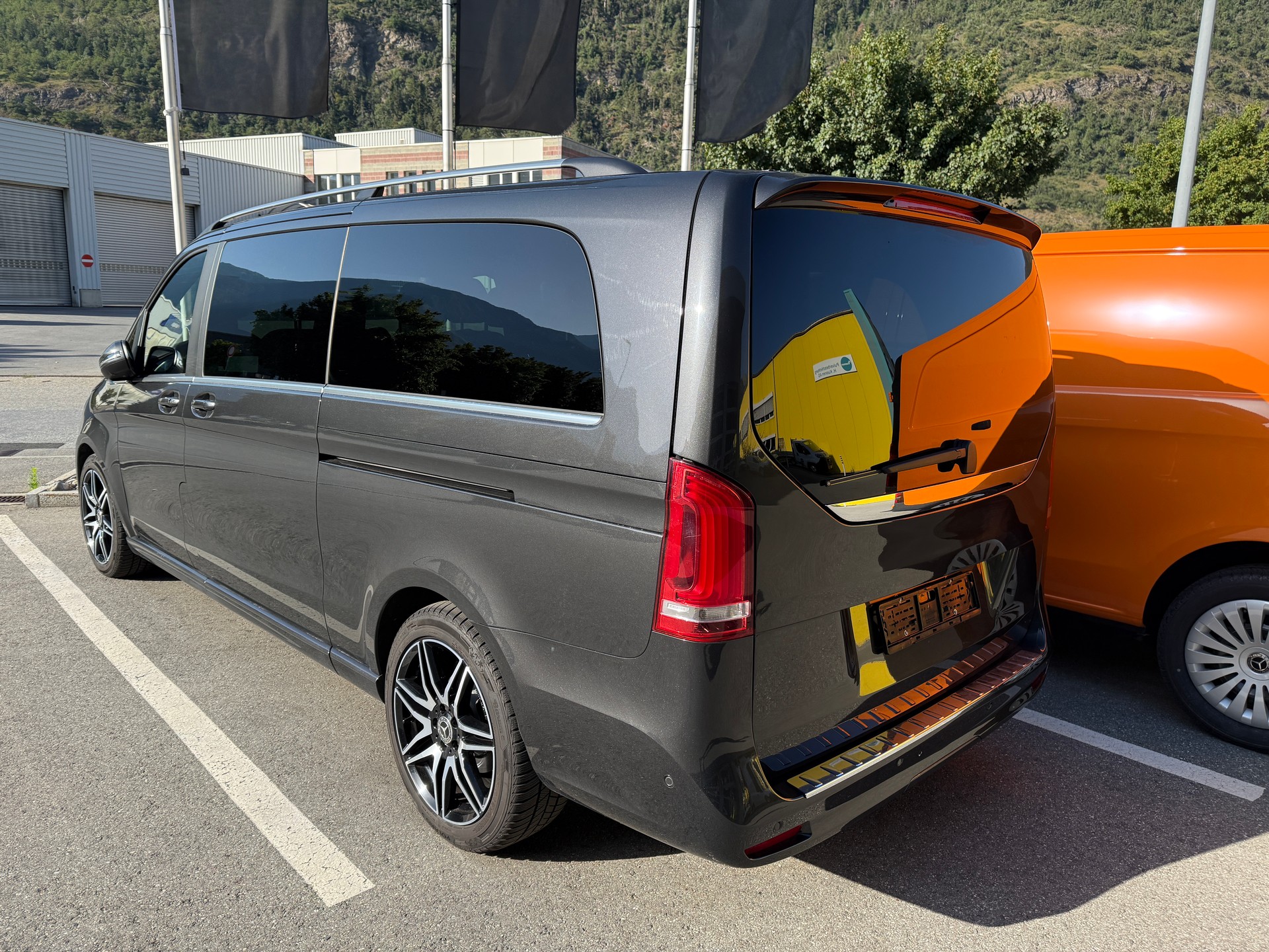 MERCEDES-BENZ V 300 d extralang Swiss Edition 4Matic 9G-Tronic-showroom-element-2