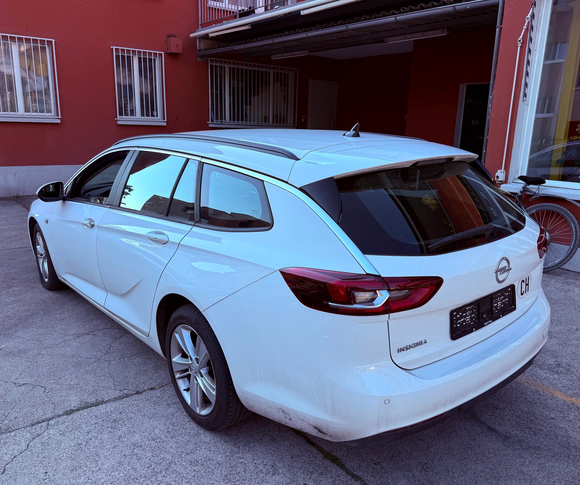 OPEL Insignia 1.6 CDTI Sports Tourer Excellence Automatic-image-2