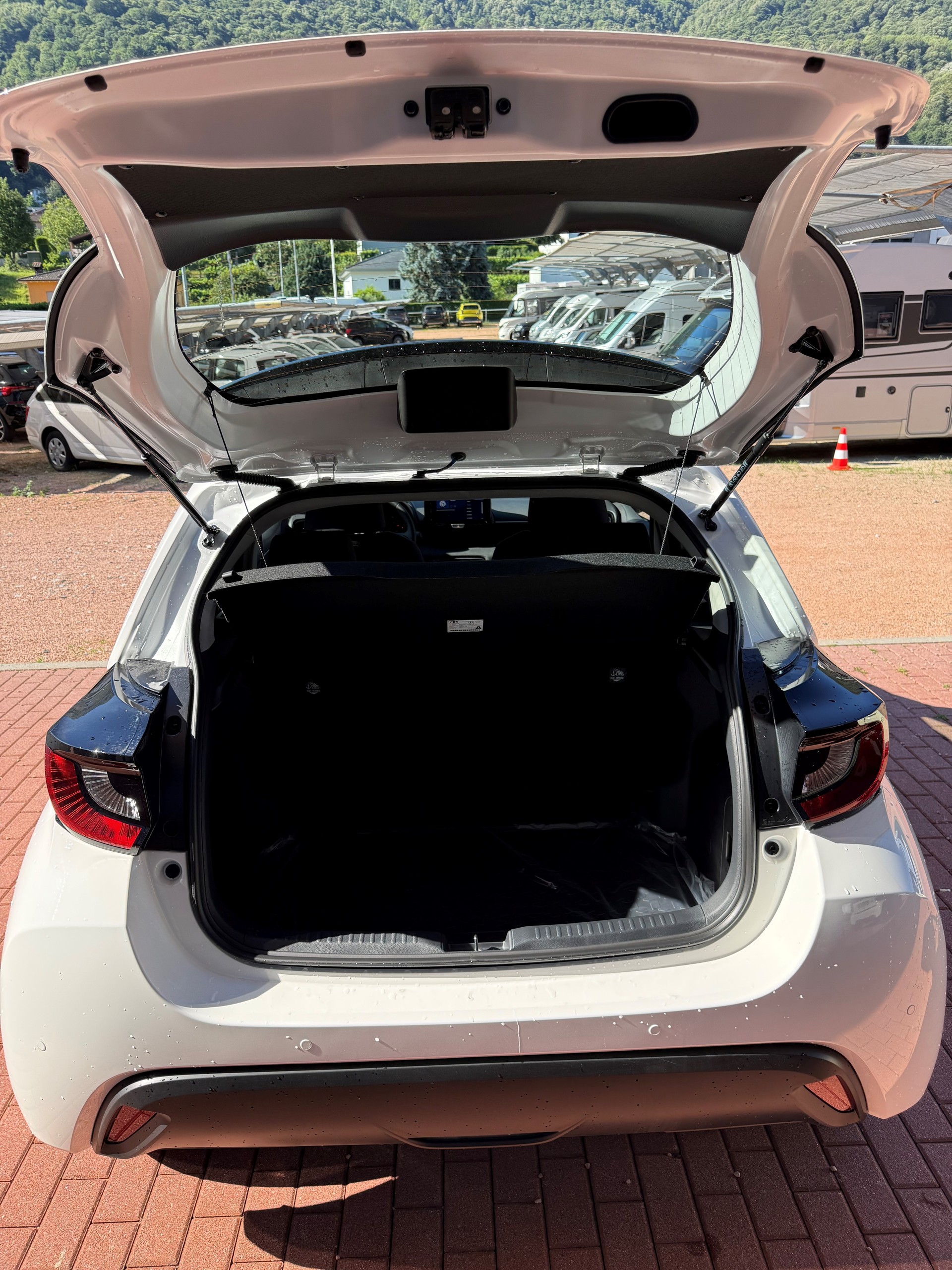 TOYOTA Yaris 1.5 Comfort e-CVT-image-6