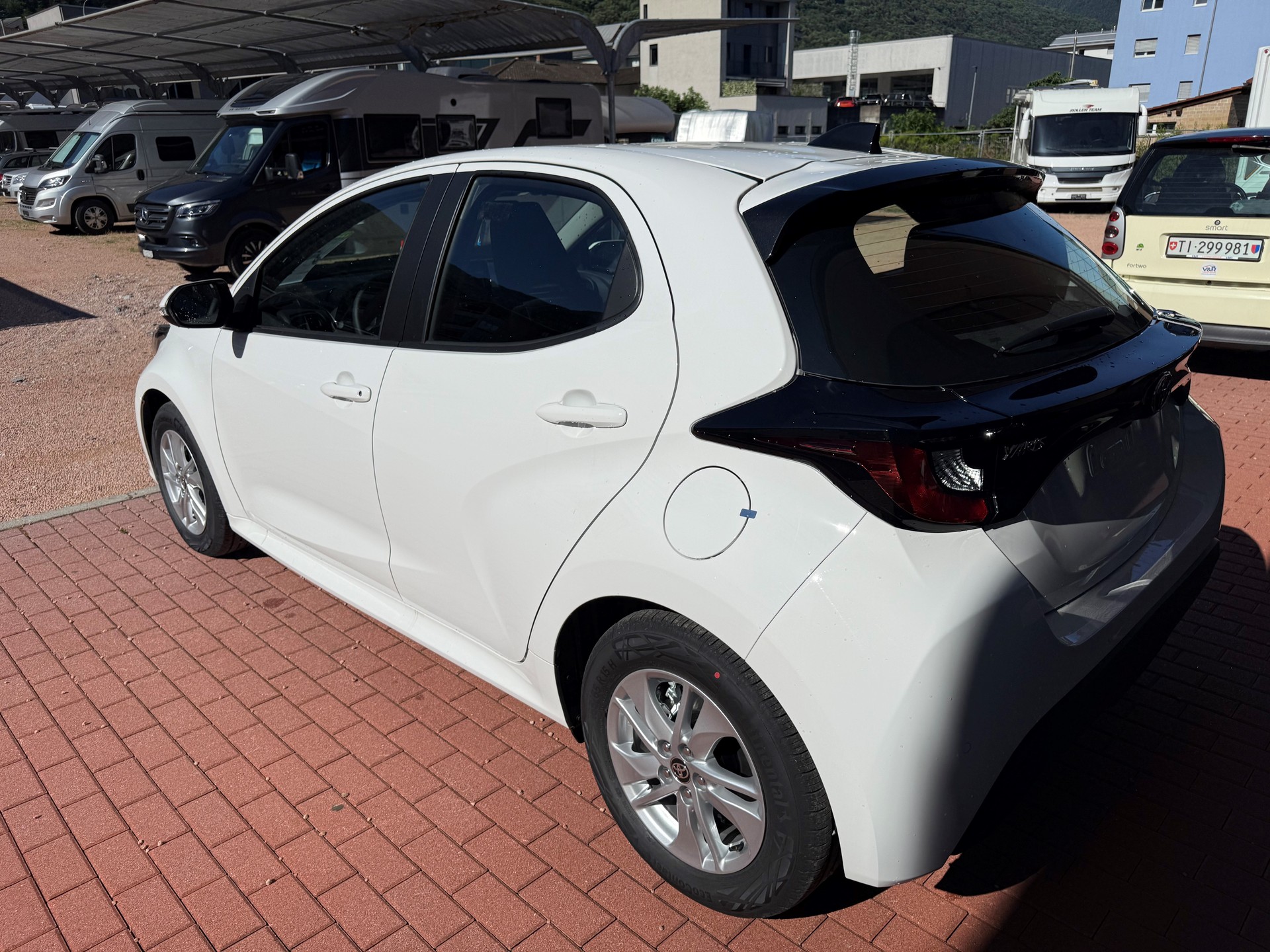 TOYOTA Yaris 1.5 Comfort e-CVT-image-3
