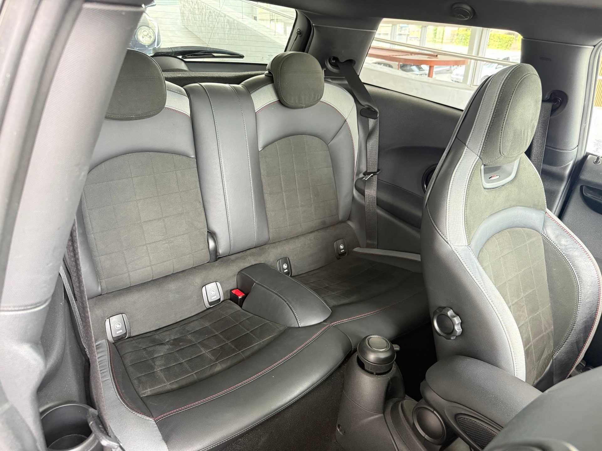 MINI Cooper John Cooper Works Steptronic-image-10
