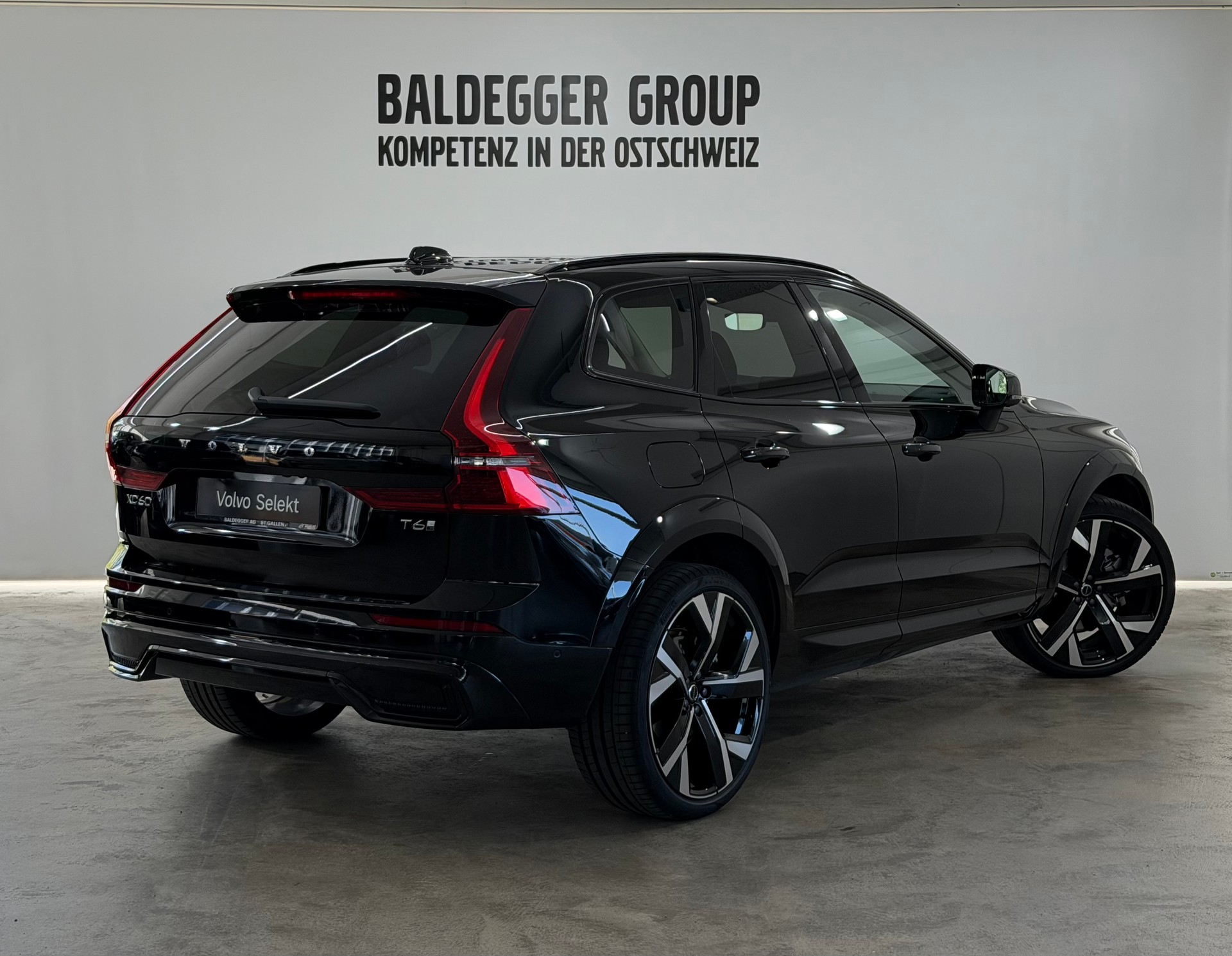 VOLVO XC60 2.0 T6 TE Ultra Dark eAWD-showroom-element-2
