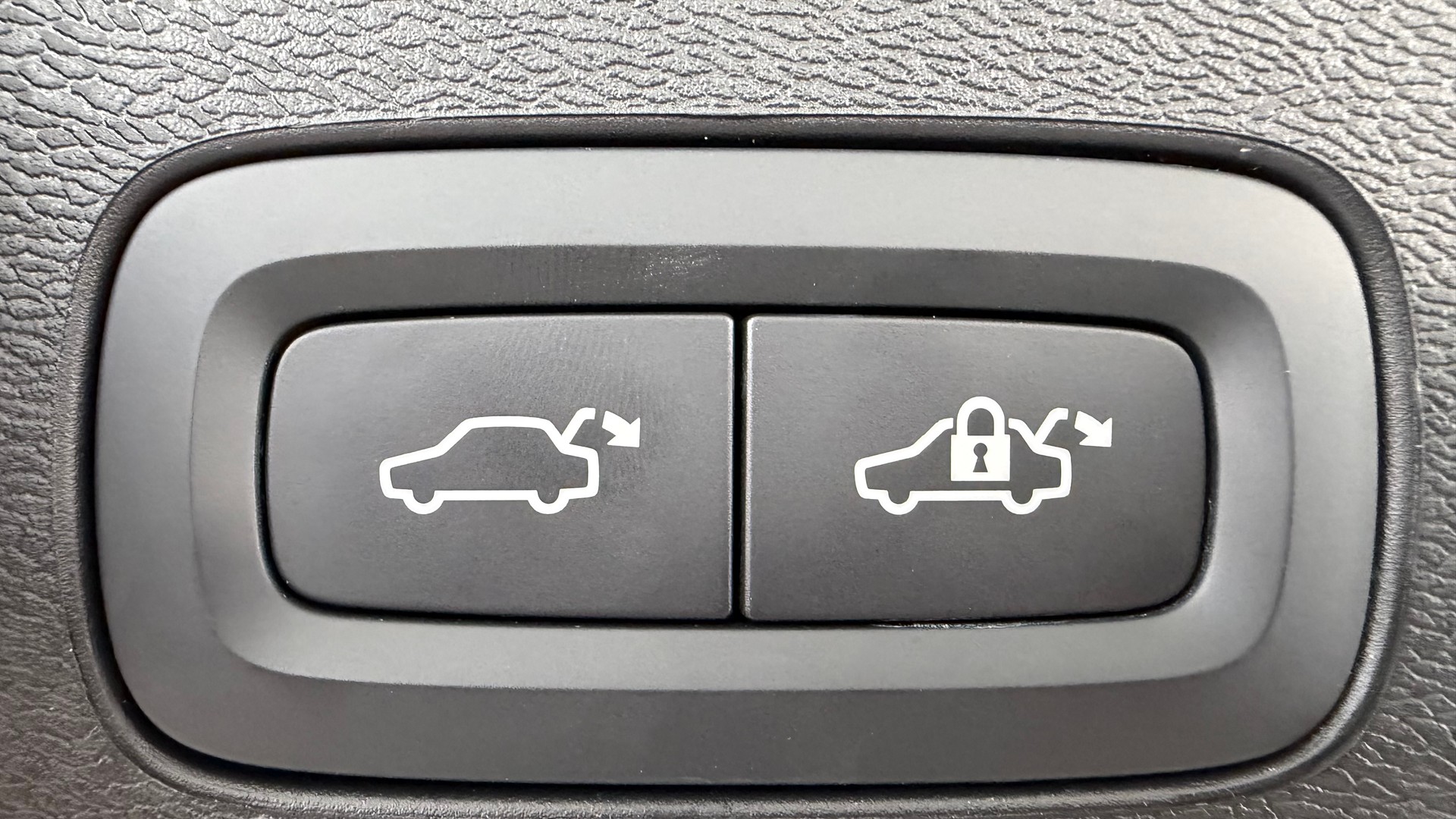 VOLVO XC60 2.0 T6 TE Ultra Dark eAWD-image-15