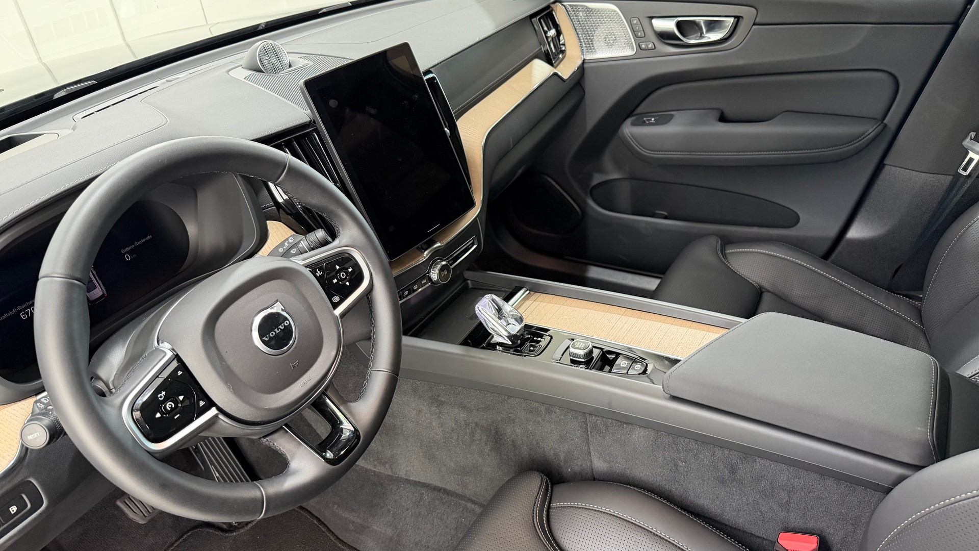 VOLVO XC60 2.0 T6 TE Ultra Dark eAWD-showroom-element-3