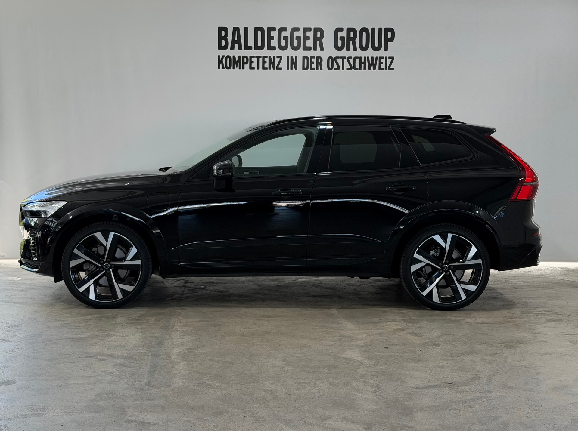 VOLVO XC60 2.0 T6 TE Ultra Dark eAWD-showroom-element-1