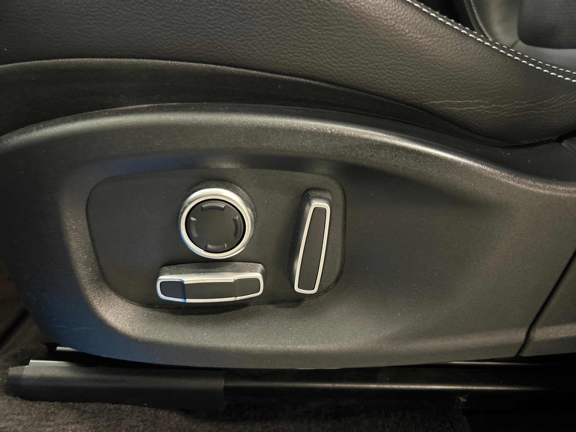JAGUAR E-Pace 1.5 T 300e R-Dynamic SE AWD-image-16
