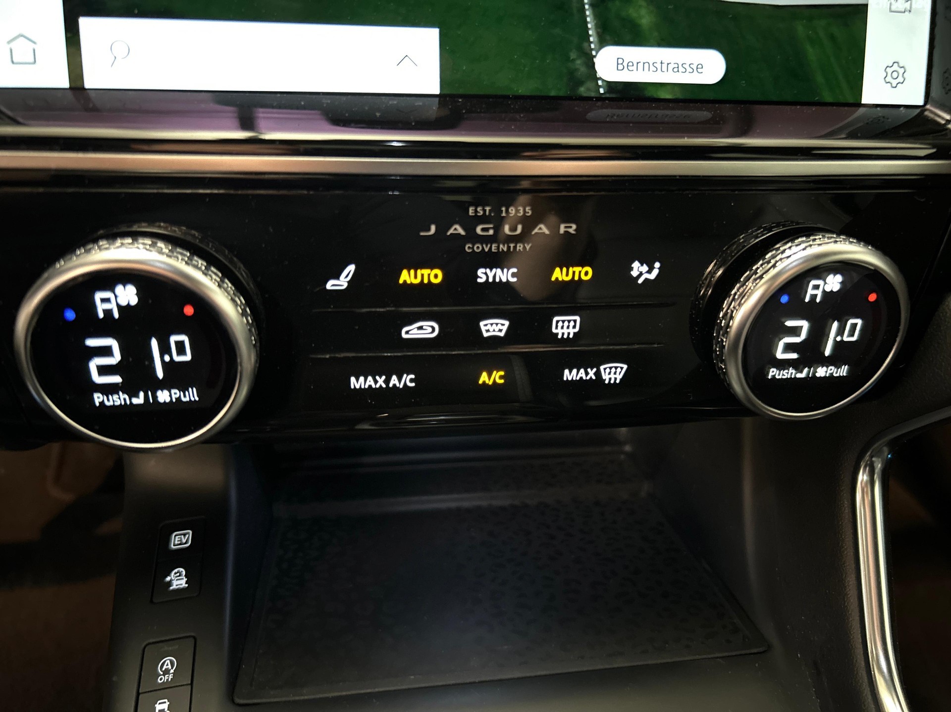 JAGUAR E-Pace 1.5 T 300e R-Dynamic SE AWD-image-17