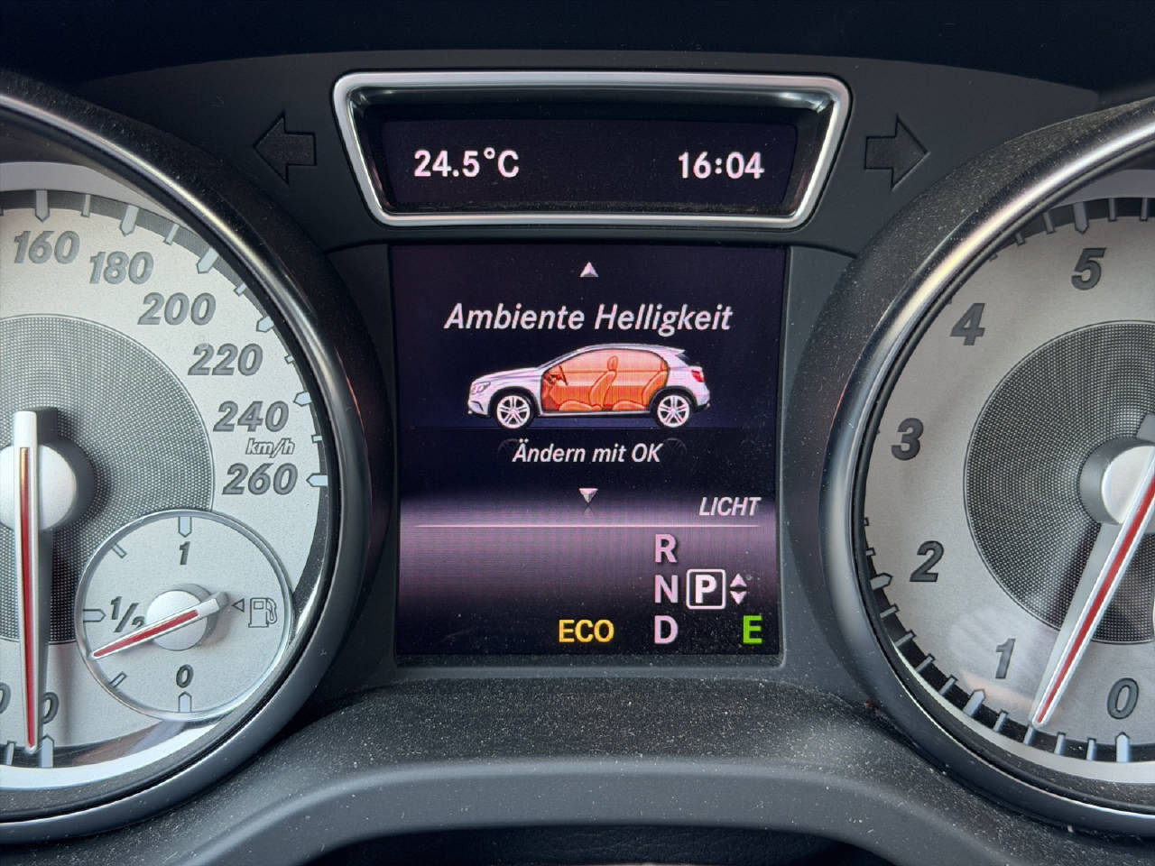 MERCEDES-BENZ GLA-Klasse X156 GLA 200 AMG Line-image-16