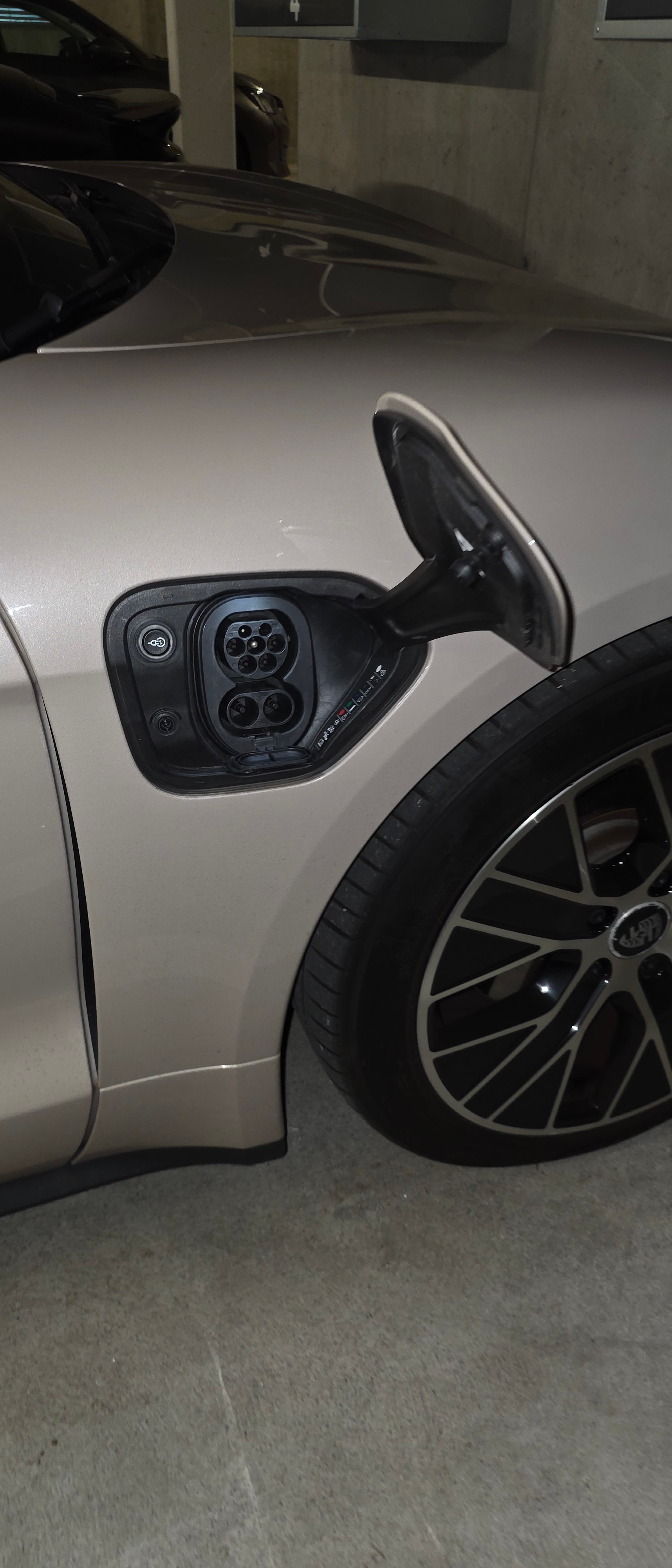 PORSCHE Taycan 4S Performancebatterie Plus (93,4 kWh)-image-13